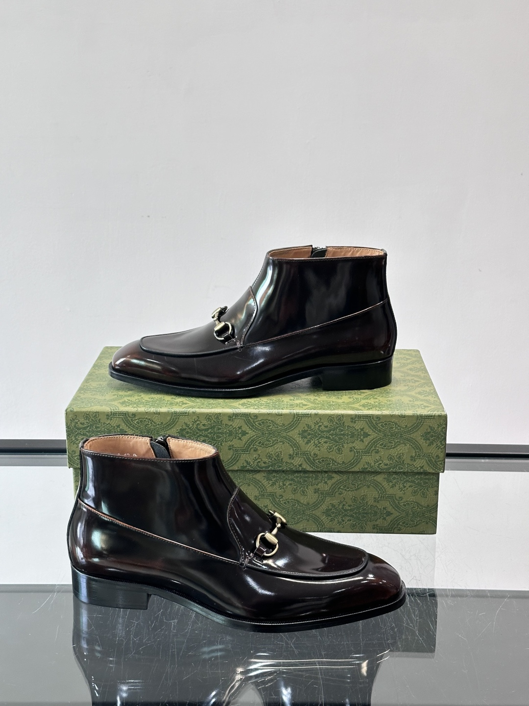 Gucci男士切尔西短靴，亮面皮革+金属装饰扣，品牌辨识度超高！经典切尔西靴型，弹性侧边设计，穿脱超方便