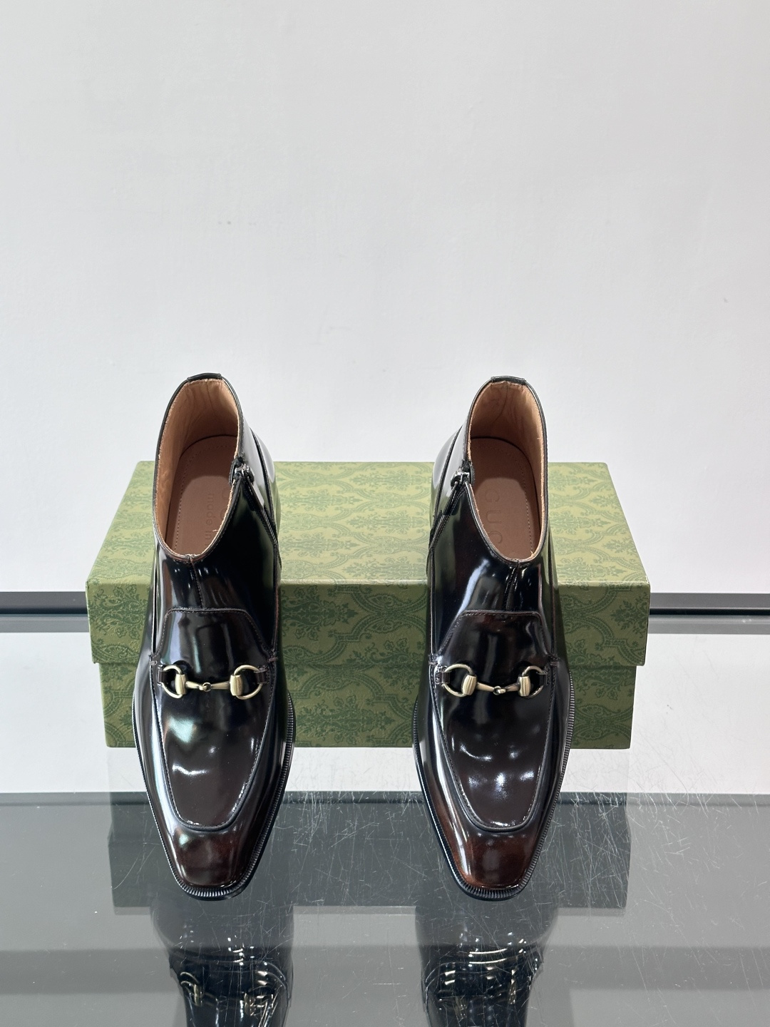 Gucci男士切尔西短靴，亮面皮革+金属装饰扣，品牌辨识度超高！经典切尔西靴型，弹性侧边设计，穿脱超方便