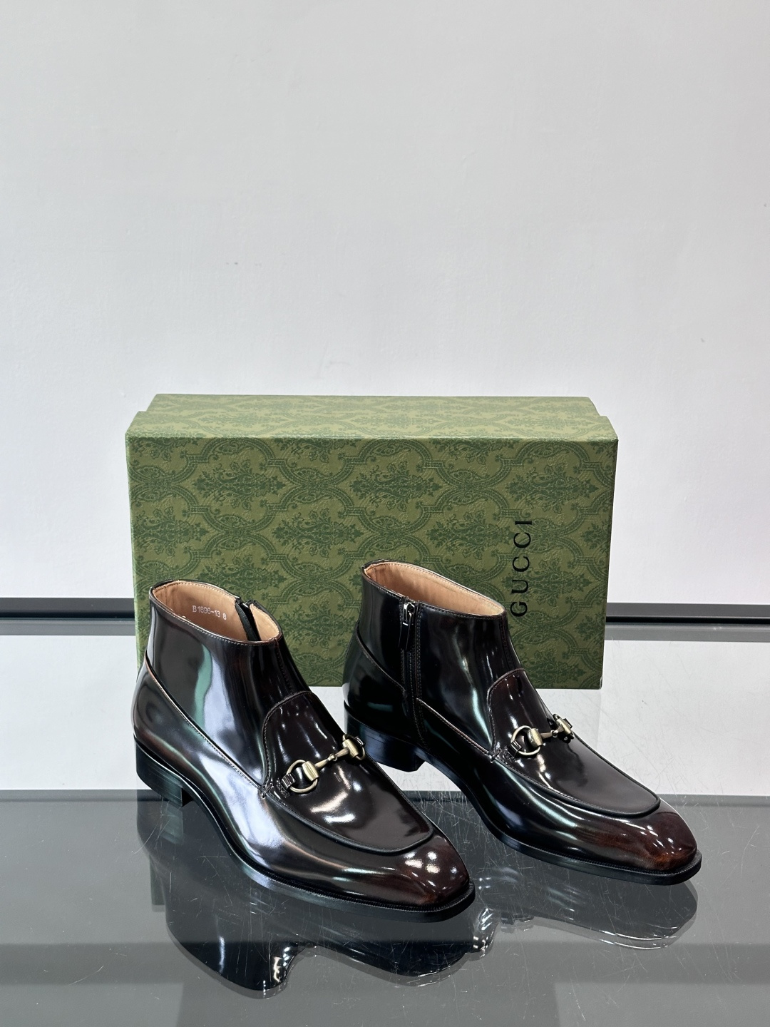 Gucci男士切尔西短靴，亮面皮革+金属装饰扣，品牌辨识度超高！经典切尔西靴型，弹性侧边设计，穿脱超方便