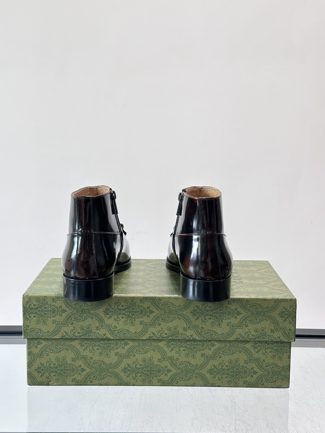 Gucci男士切尔西短靴，亮面皮革+金属装饰扣，品牌辨识度超高！经典切尔西靴型，弹性侧边设计，穿脱超方便