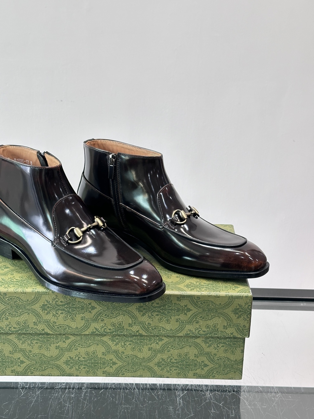 Gucci男士切尔西短靴，亮面皮革+金属装饰扣，品牌辨识度超高！经典切尔西靴型，弹性侧边设计，穿脱超方便