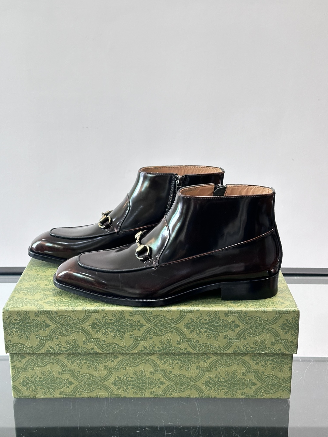 Gucci男士切尔西短靴，亮面皮革+金属装饰扣，品牌辨识度超高！经典切尔西靴型，弹性侧边设计，穿脱超方便