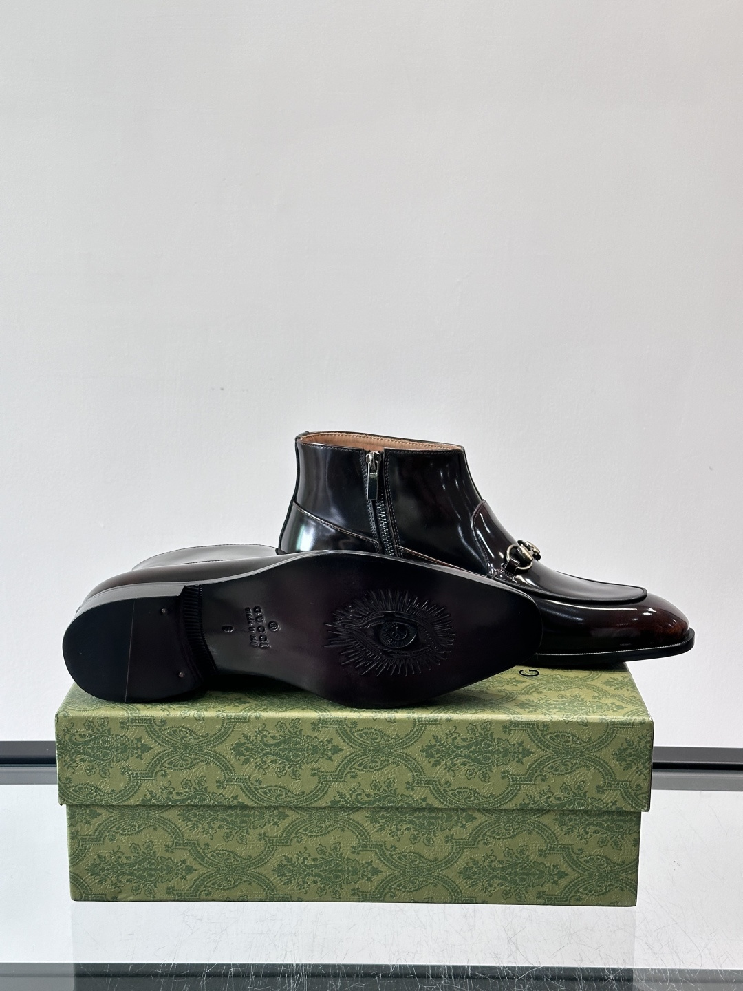 Gucci男士切尔西短靴，亮面皮革+金属装饰扣，品牌辨识度超高！经典切尔西靴型，弹性侧边设计，穿脱超方便