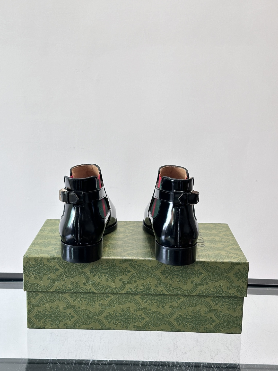 Gucci男士切尔西短靴，亮面皮革+金属装饰扣，品牌辨识度超高！经典切尔西靴型，弹性侧边设计，穿脱超方便