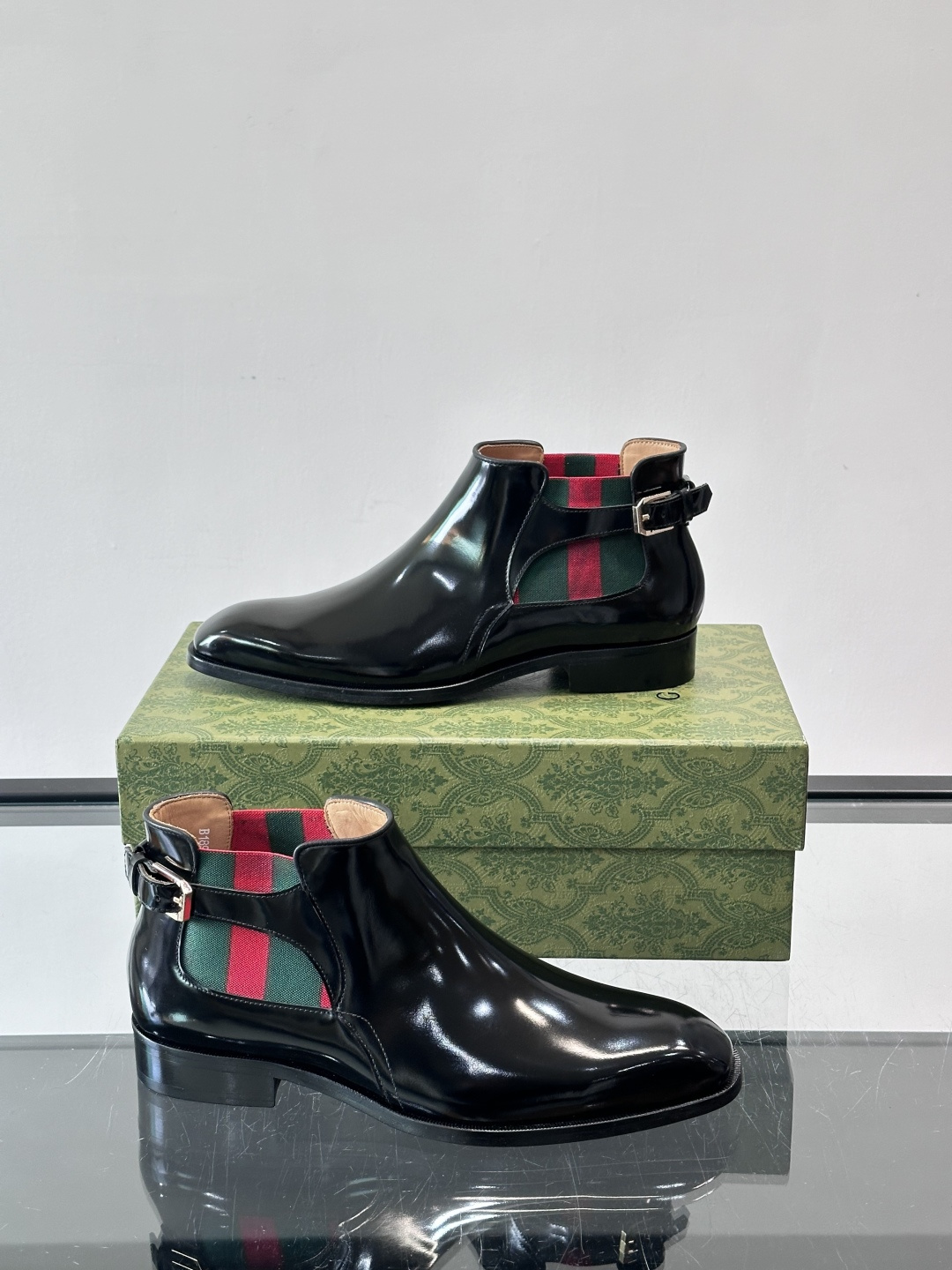 Gucci男士切尔西短靴，亮面皮革+金属装饰扣，品牌辨识度超高！经典切尔西靴型，弹性侧边设计，穿脱超方便