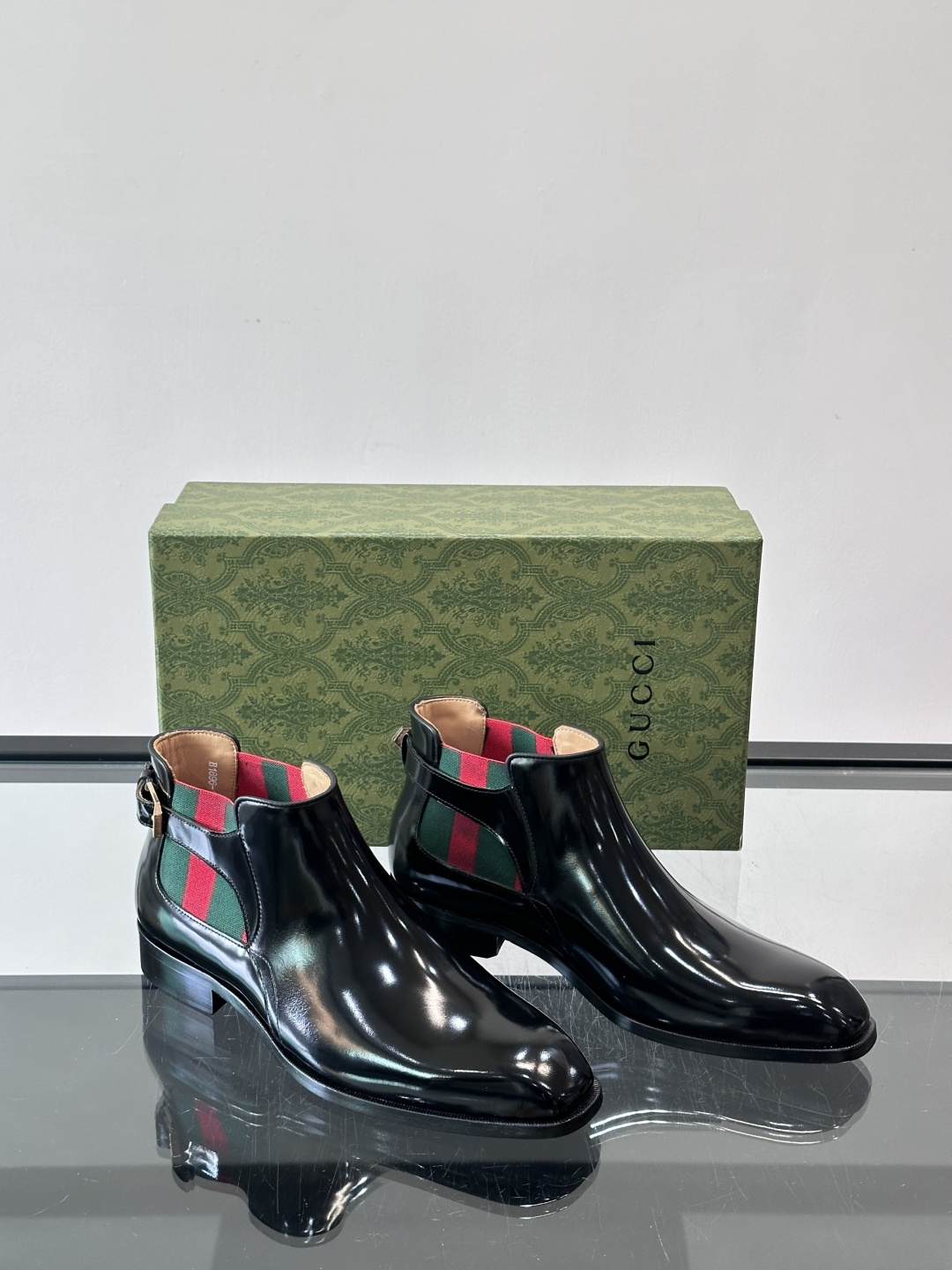 Gucci男士切尔西短靴，亮面皮革+金属装饰扣，品牌辨识度超高！经典切尔西靴型，弹性侧边设计，穿脱超方便