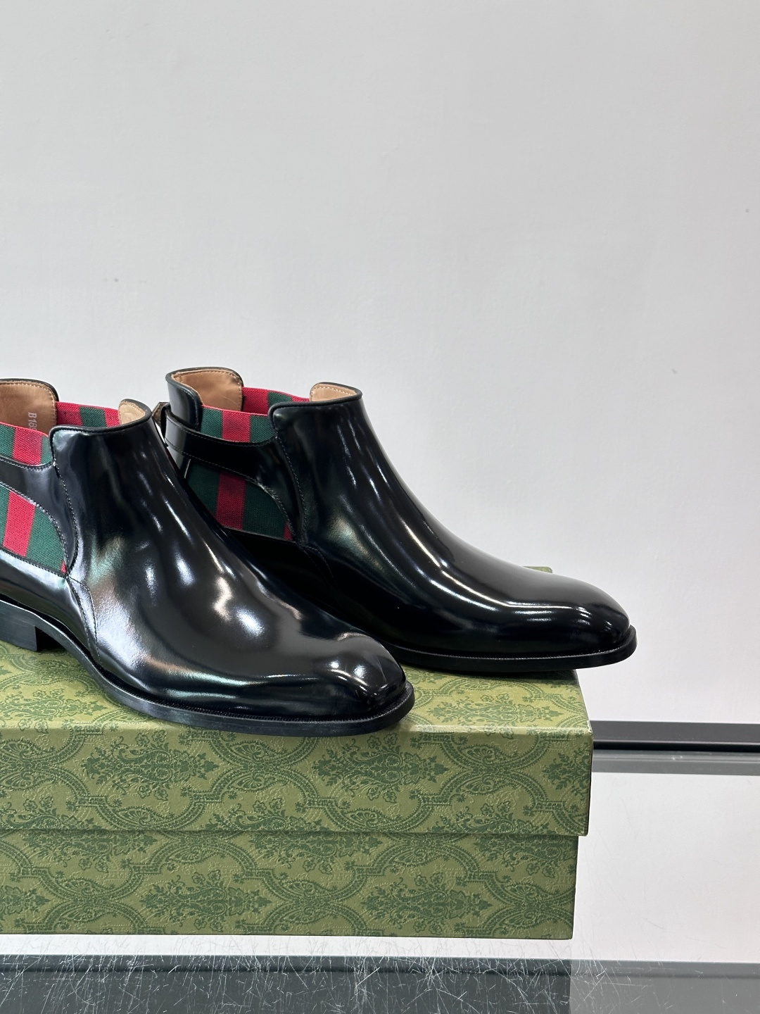 Gucci男士切尔西短靴，亮面皮革+金属装饰扣，品牌辨识度超高！经典切尔西靴型，弹性侧边设计，穿脱超方便