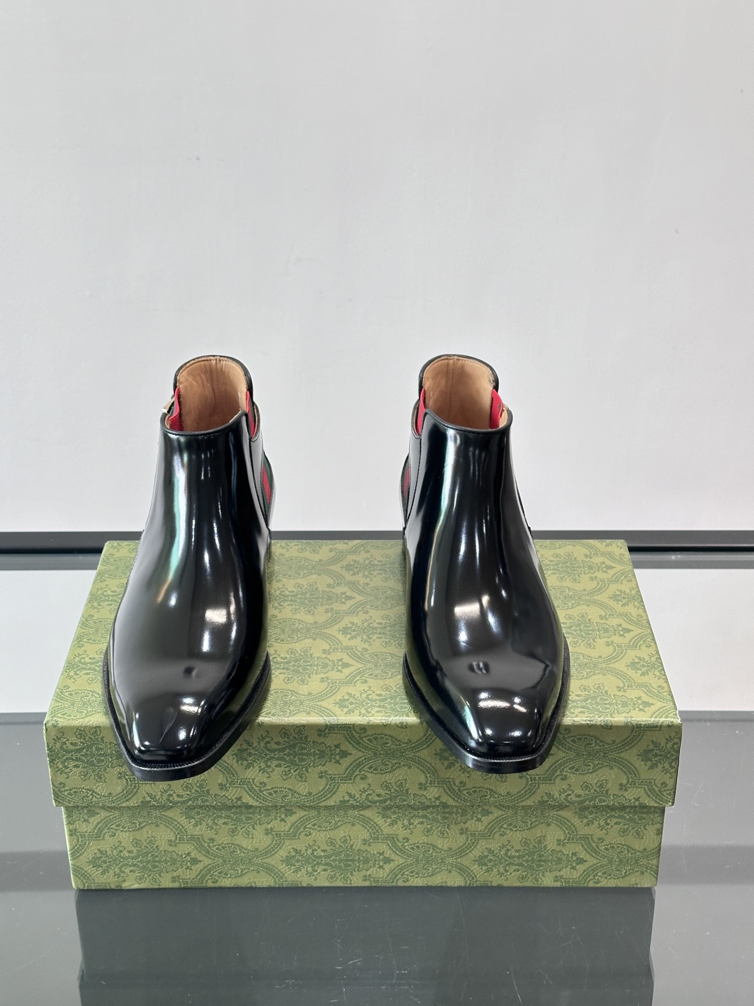 Gucci男士切尔西短靴，亮面皮革+金属装饰扣，品牌辨识度超高！经典切尔西靴型，弹性侧边设计，穿脱超方便