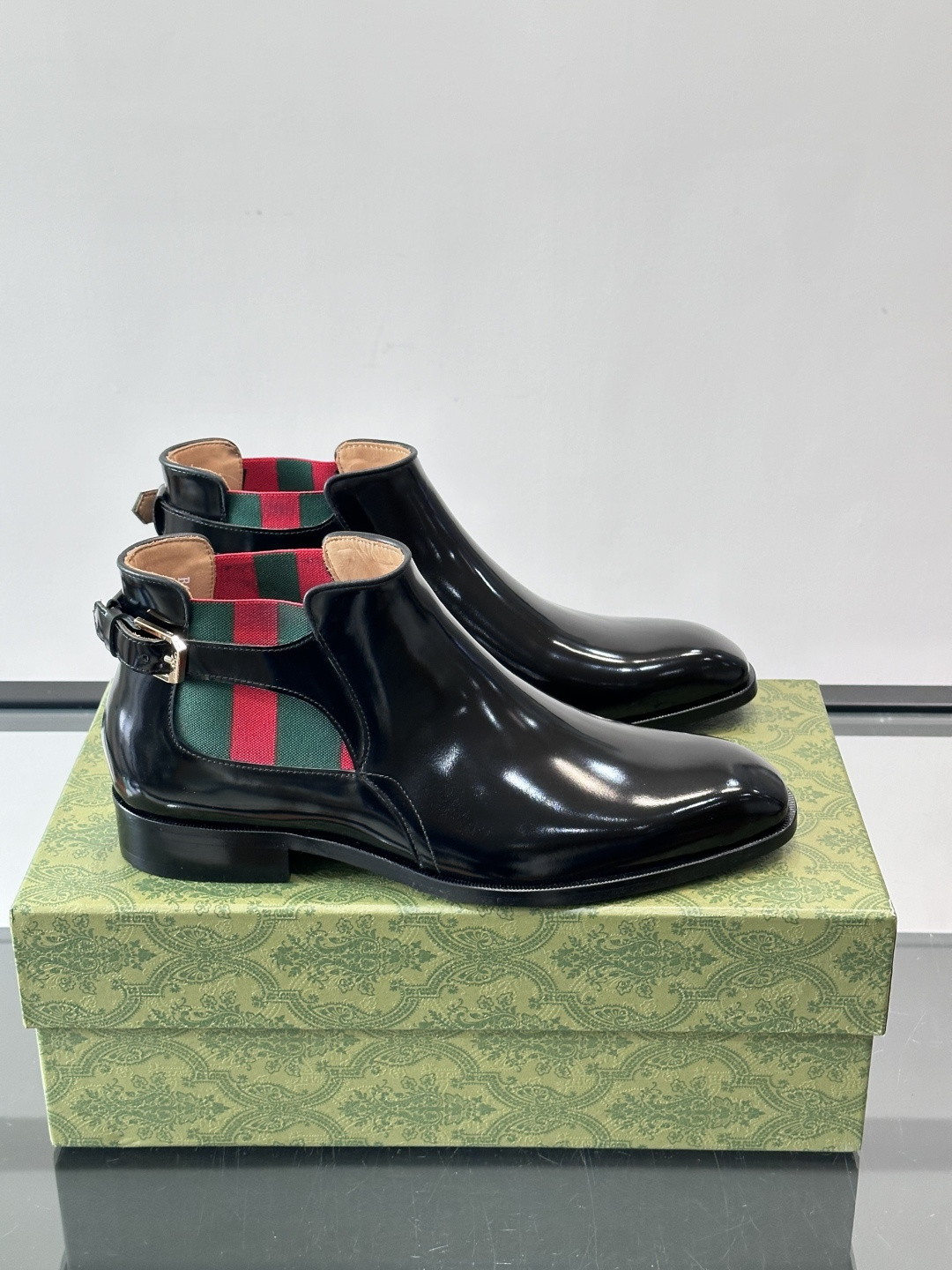 Gucci男士切尔西短靴，亮面皮革+金属装饰扣，品牌辨识度超高！经典切尔西靴型，弹性侧边设计，穿脱超方便