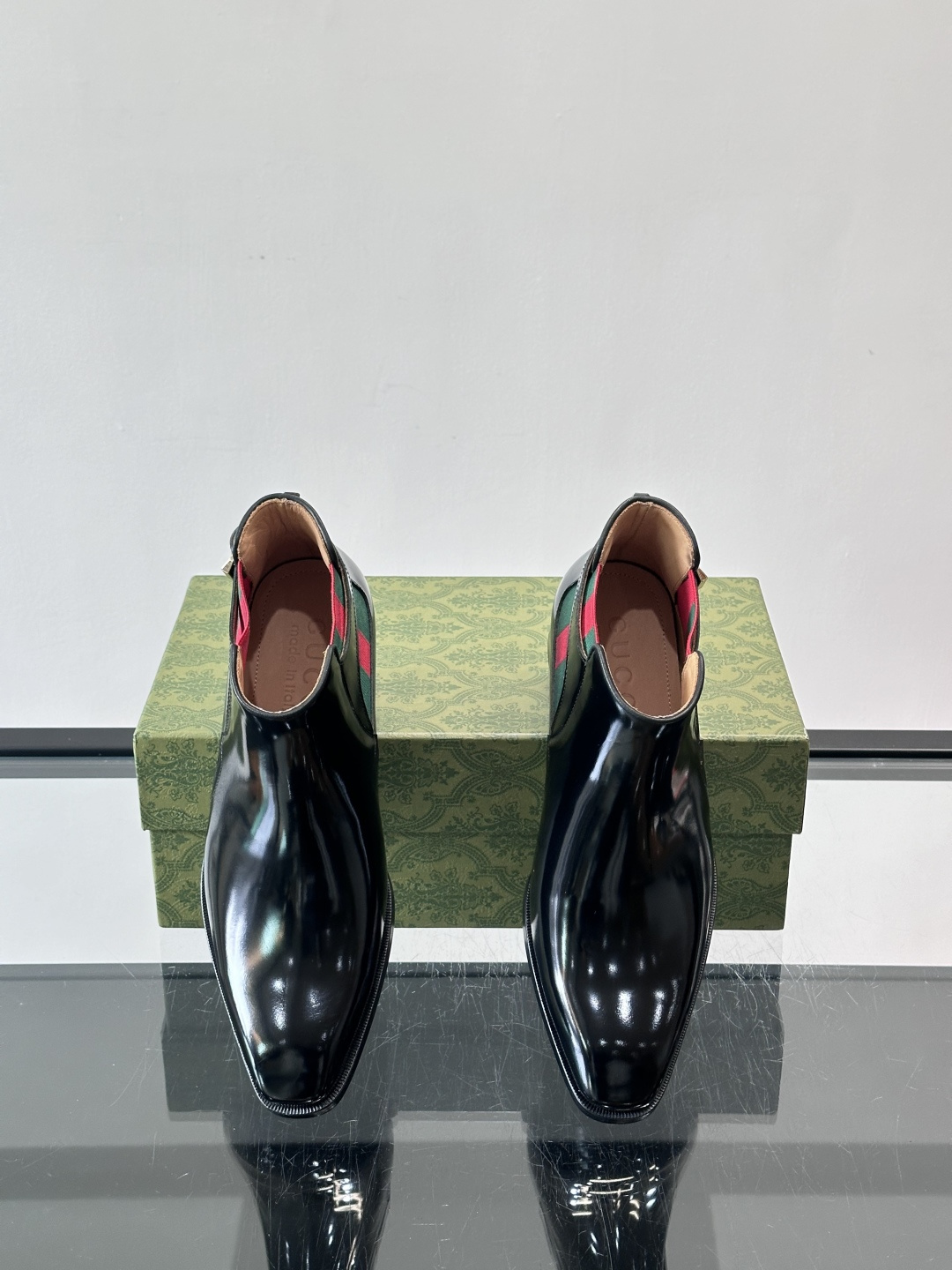 Gucci男士切尔西短靴，亮面皮革+金属装饰扣，品牌辨识度超高！经典切尔西靴型，弹性侧边设计，穿脱超方便