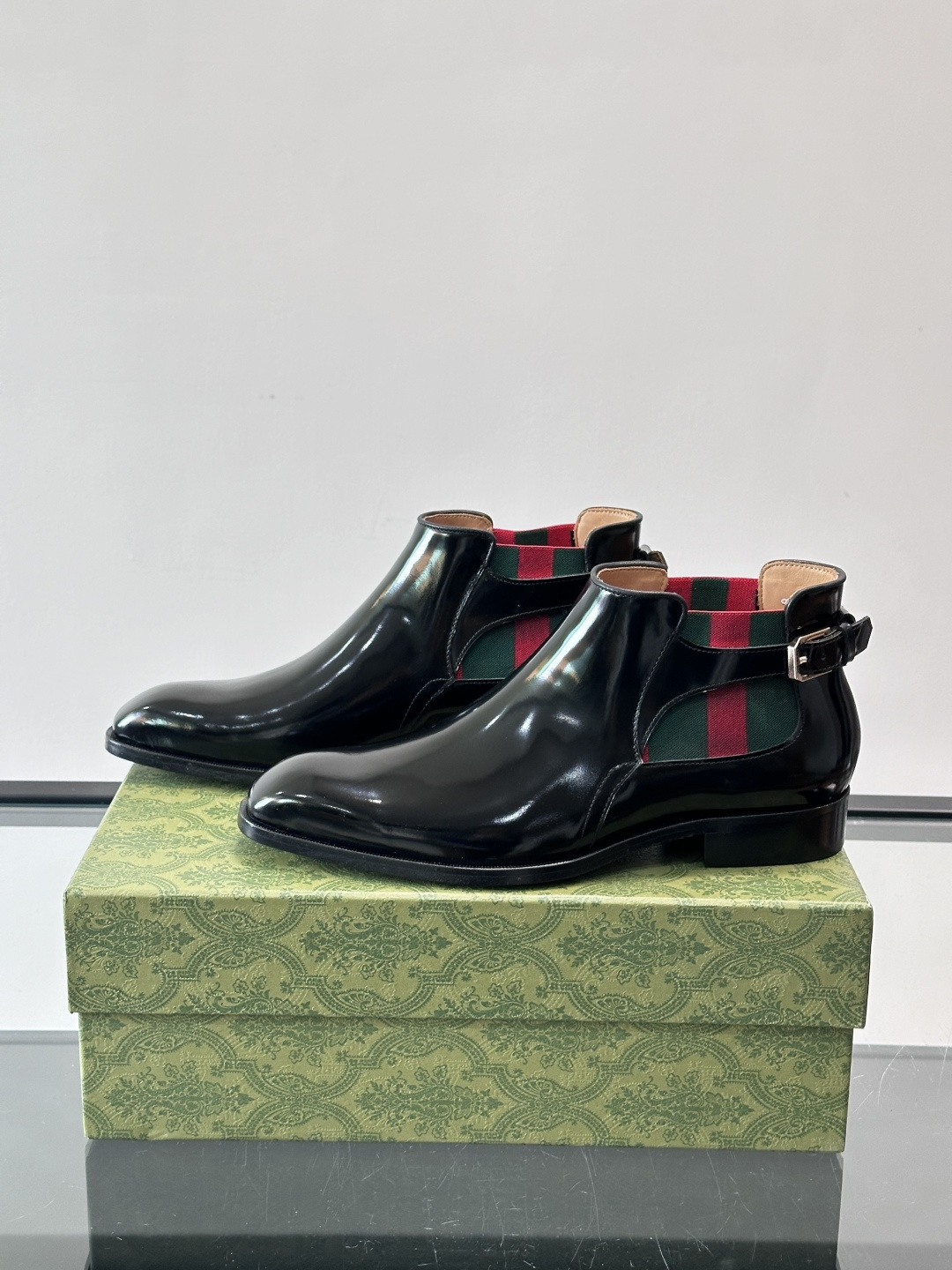 Gucci男士切尔西短靴，亮面皮革+金属装饰扣，品牌辨识度超高！经典切尔西靴型，弹性侧边设计，穿脱超方便