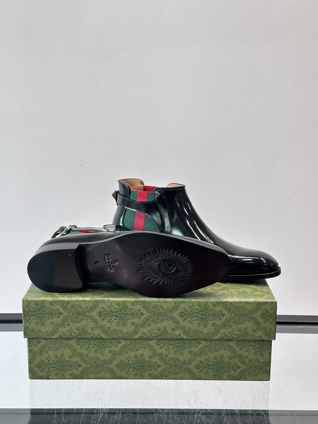 Gucci男士切尔西短靴，亮面皮革+金属装饰扣，品牌辨识度超高！经典切尔西靴型，弹性侧边设计，穿脱超方便