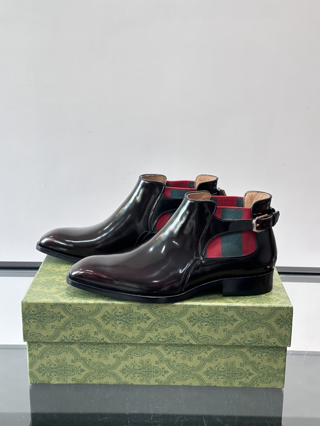 Gucci男士切尔西短靴，亮面皮革+金属装饰扣，品牌辨识度超高！经典切尔西靴型，弹性侧边设计，穿脱超方便