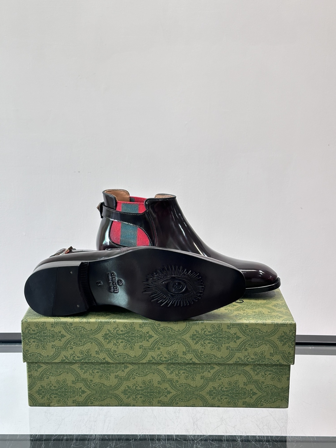 Gucci男士切尔西短靴，亮面皮革+金属装饰扣，品牌辨识度超高！经典切尔西靴型，弹性侧边设计，穿脱超方便