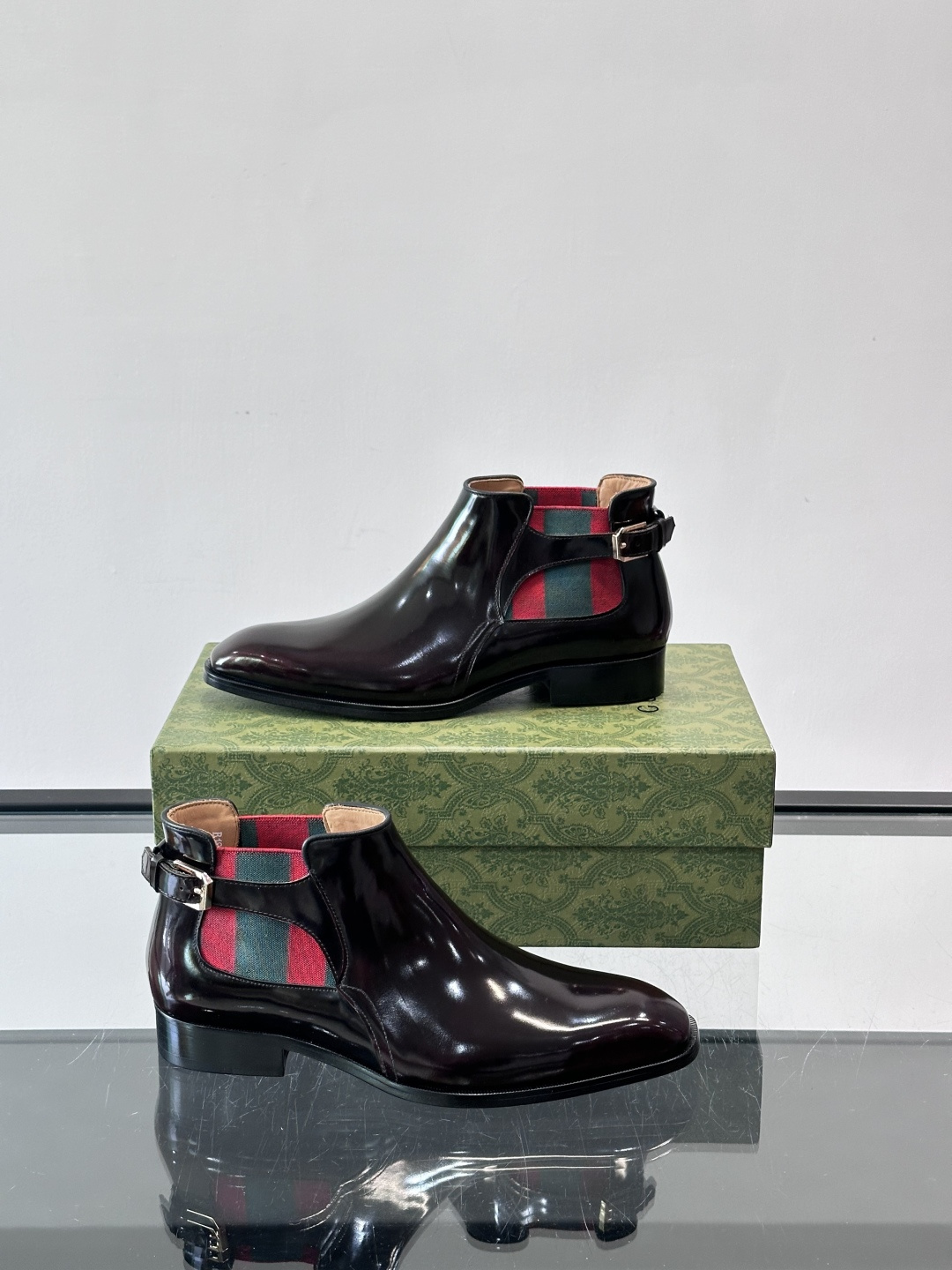 Gucci男士切尔西短靴，亮面皮革+金属装饰扣，品牌辨识度超高！经典切尔西靴型，弹性侧边设计，穿脱超方便