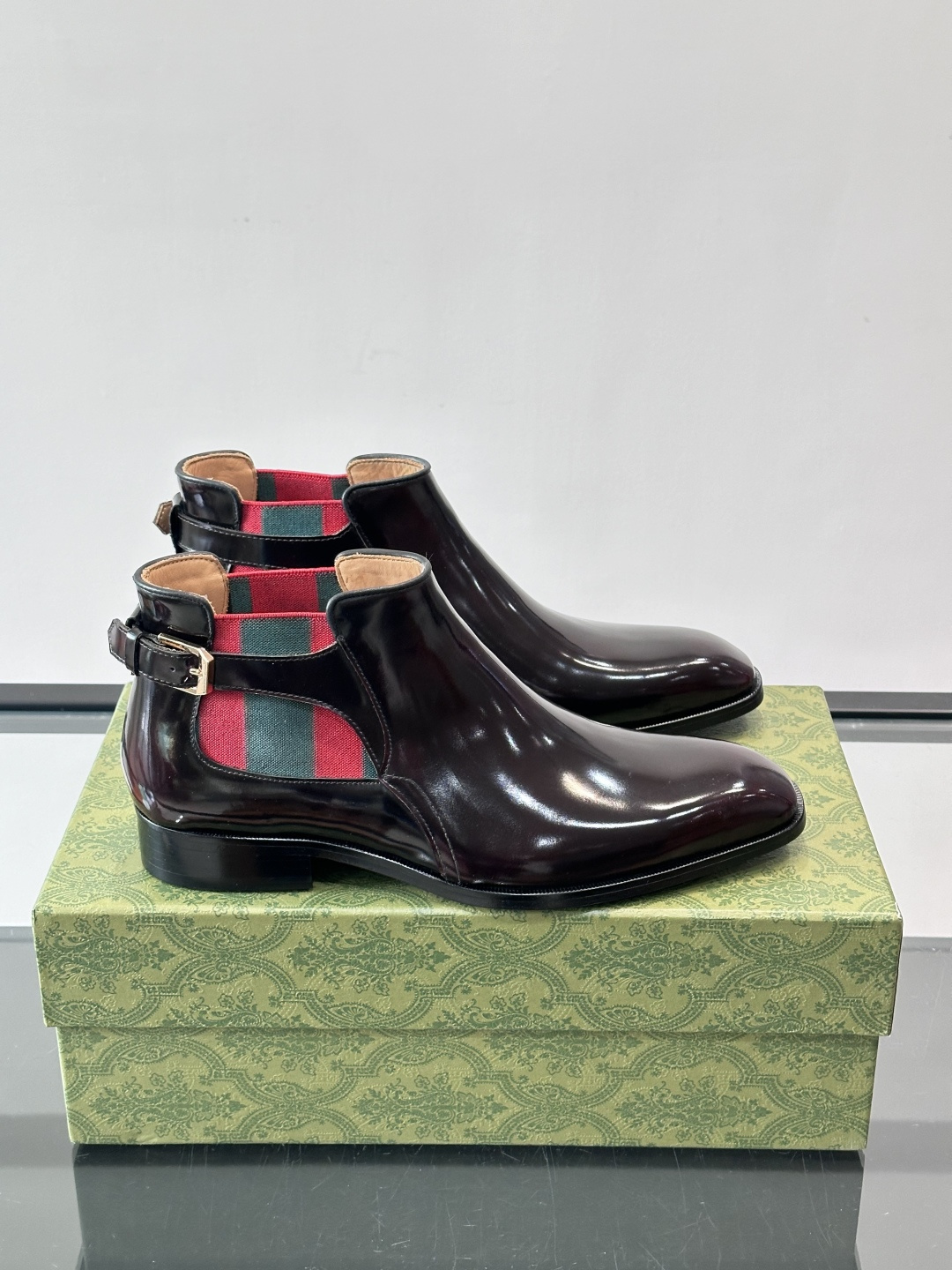 Gucci男士切尔西短靴，亮面皮革+金属装饰扣，品牌辨识度超高！经典切尔西靴型，弹性侧边设计，穿脱超方便