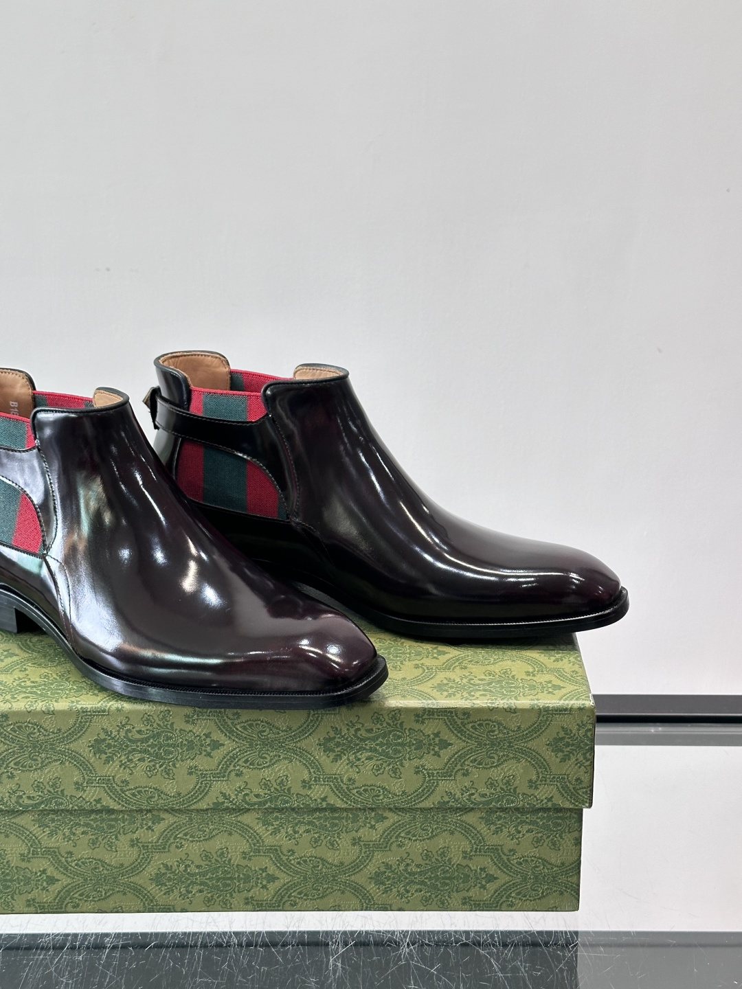 Gucci男士切尔西短靴，亮面皮革+金属装饰扣，品牌辨识度超高！经典切尔西靴型，弹性侧边设计，穿脱超方便