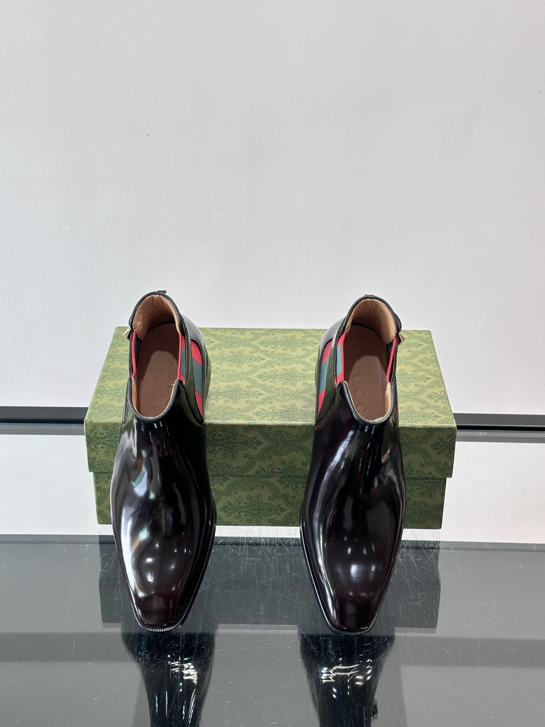 Gucci男士切尔西短靴，亮面皮革+金属装饰扣，品牌辨识度超高！经典切尔西靴型，弹性侧边设计，穿脱超方便