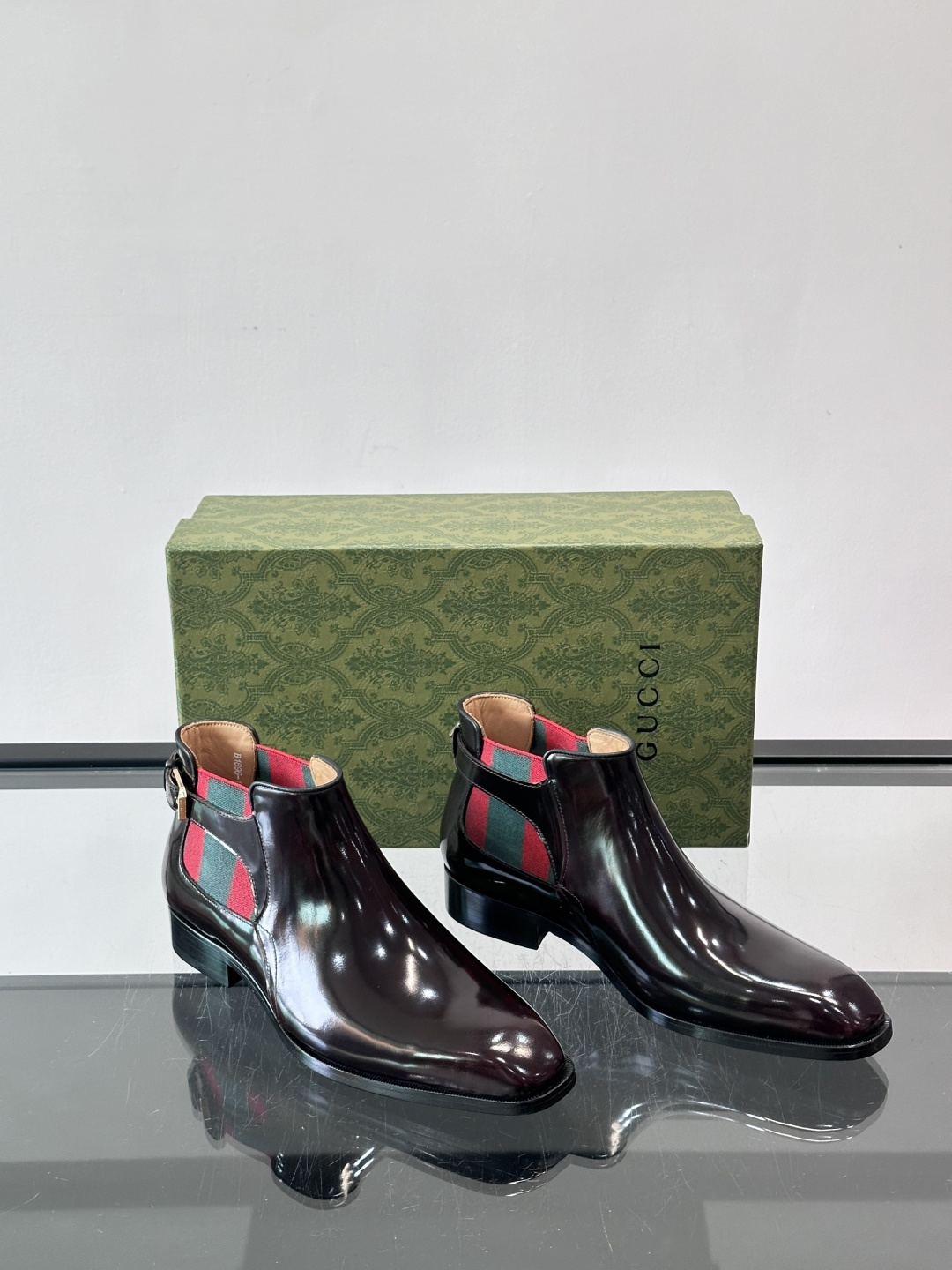 Gucci男士切尔西短靴，亮面皮革+金属装饰扣，品牌辨识度超高！经典切尔西靴型，弹性侧边设计，穿脱超方便