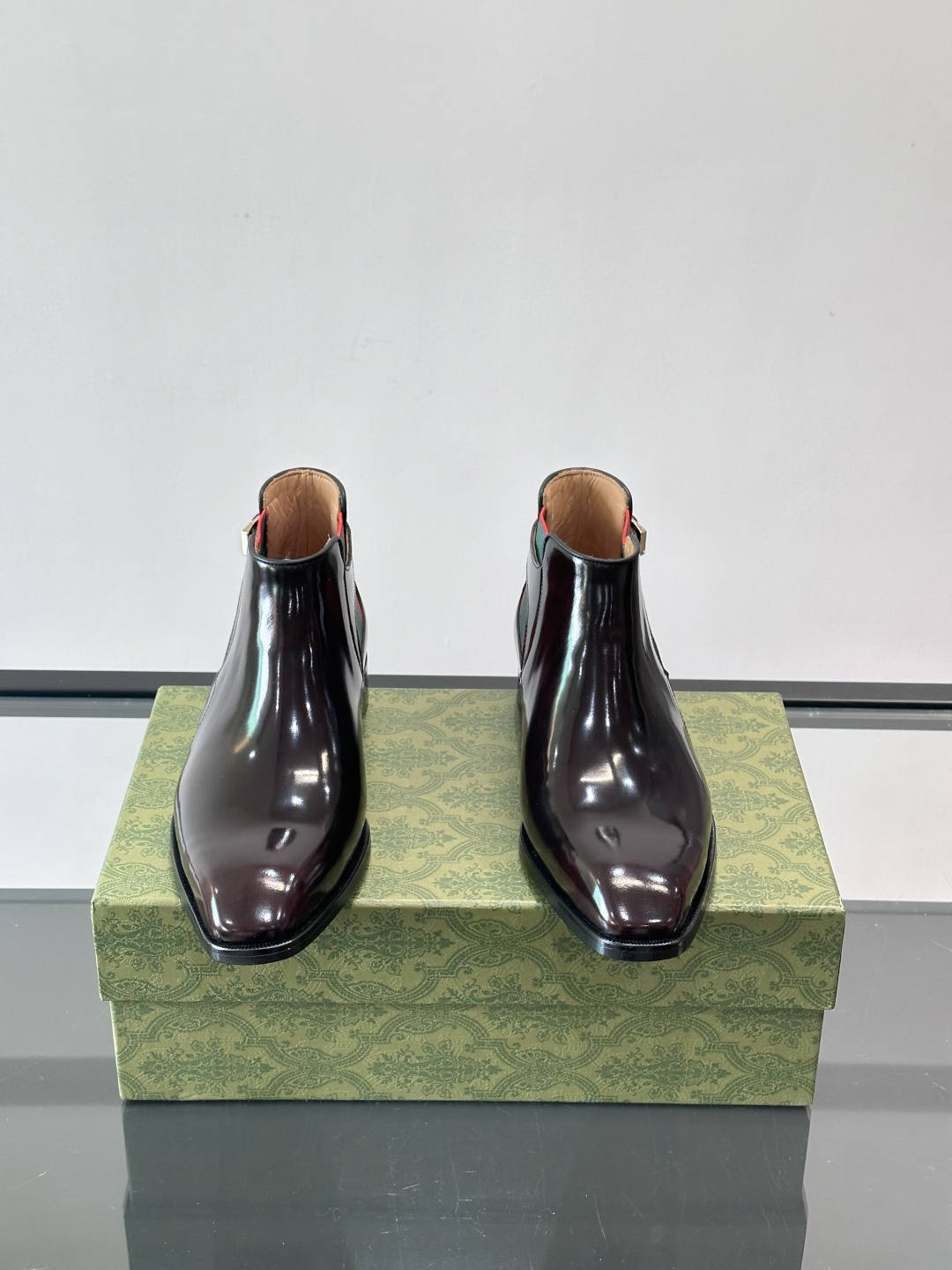 Gucci男士切尔西短靴，亮面皮革+金属装饰扣，品牌辨识度超高！经典切尔西靴型，弹性侧边设计，穿脱超方便