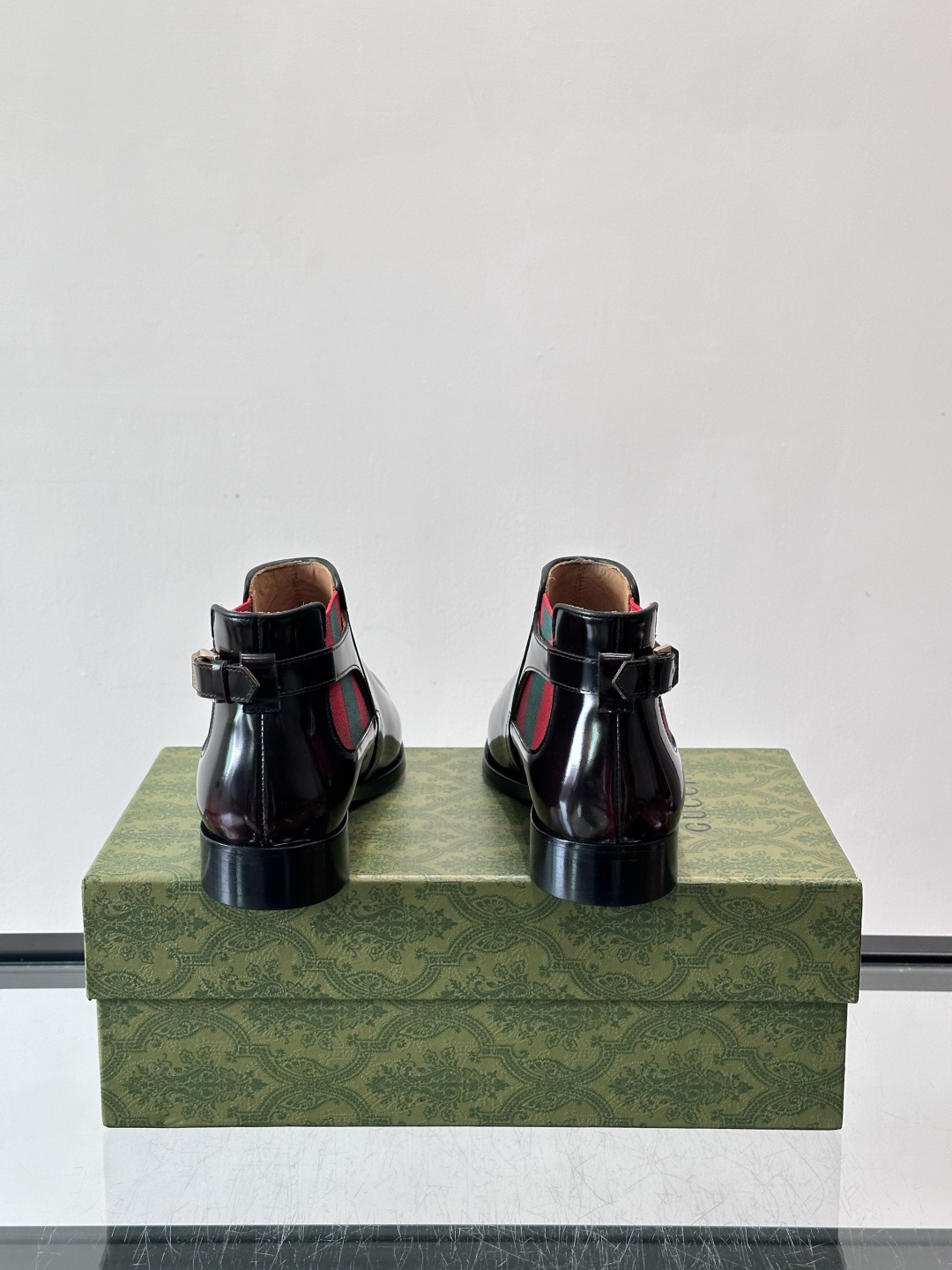 Gucci男士切尔西短靴，亮面皮革+金属装饰扣，品牌辨识度超高！经典切尔西靴型，弹性侧边设计，穿脱超方便