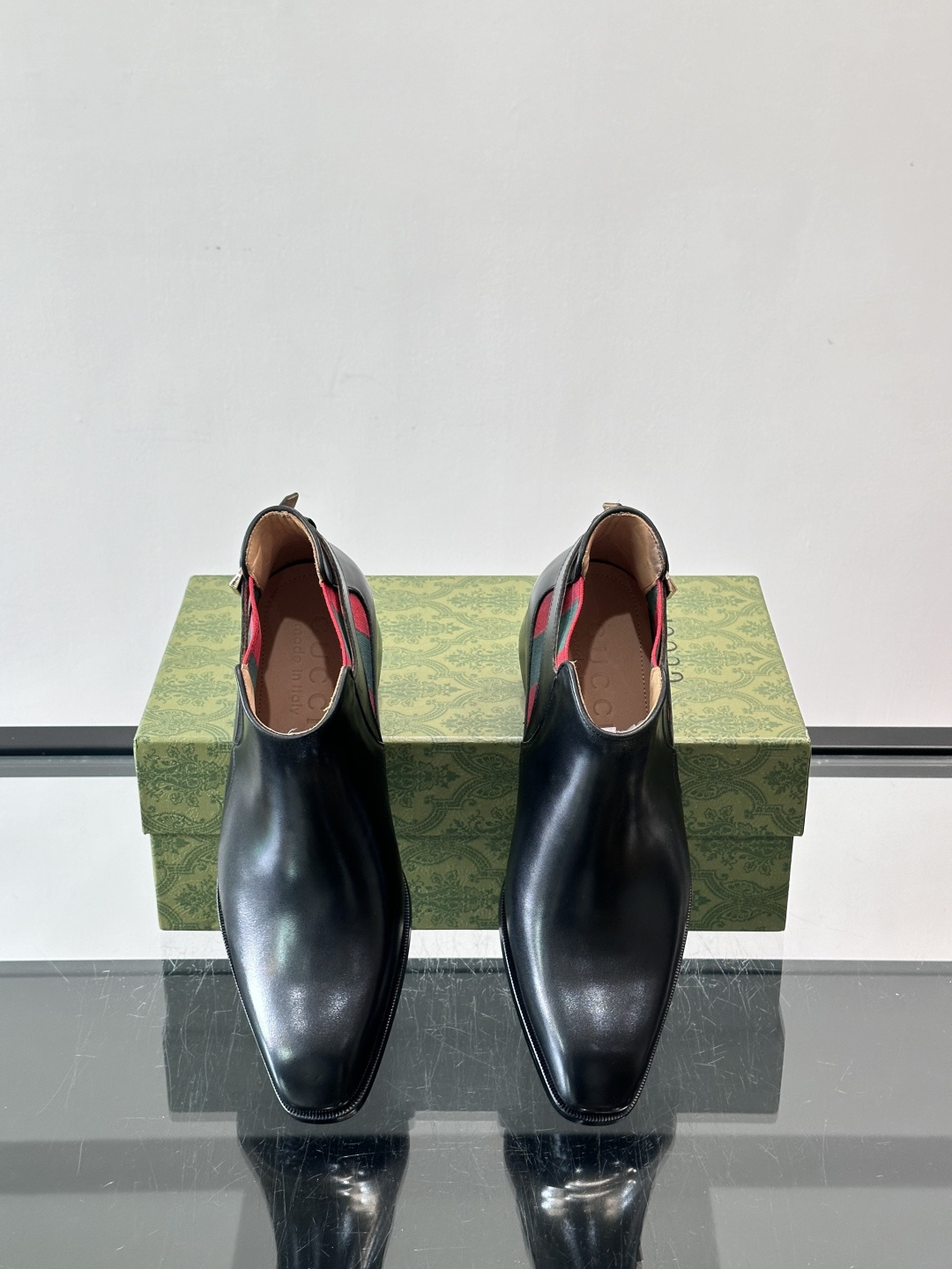 Gucci男士切尔西短靴，亮面皮革+金属装饰扣，品牌辨识度超高！经典切尔西靴型，弹性侧边设计，穿脱超方便