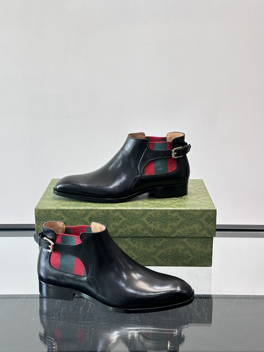 Gucci男士切尔西短靴，亮面皮革+金属装饰扣，品牌辨识度超高！经典切尔西靴型，弹性侧边设计，穿脱超方便