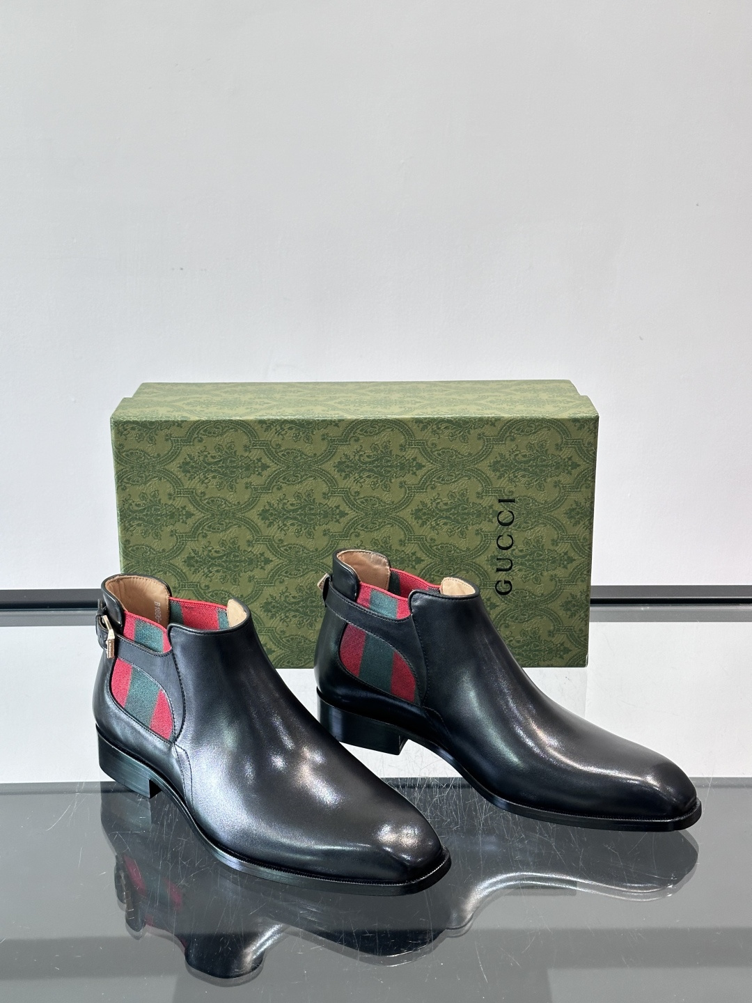 Gucci男士切尔西短靴，亮面皮革+金属装饰扣，品牌辨识度超高！经典切尔西靴型，弹性侧边设计，穿脱超方便