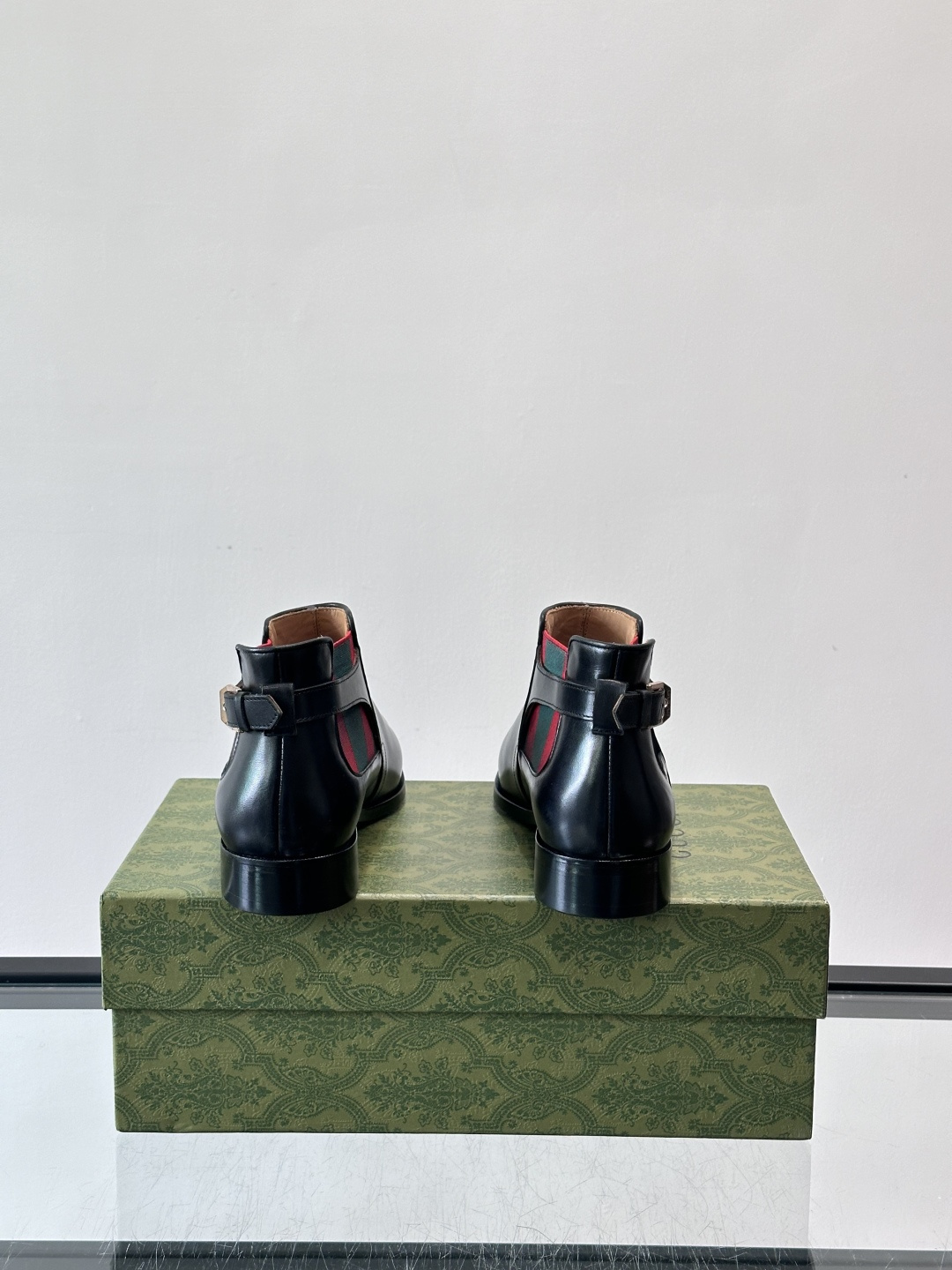 Gucci男士切尔西短靴，亮面皮革+金属装饰扣，品牌辨识度超高！经典切尔西靴型，弹性侧边设计，穿脱超方便