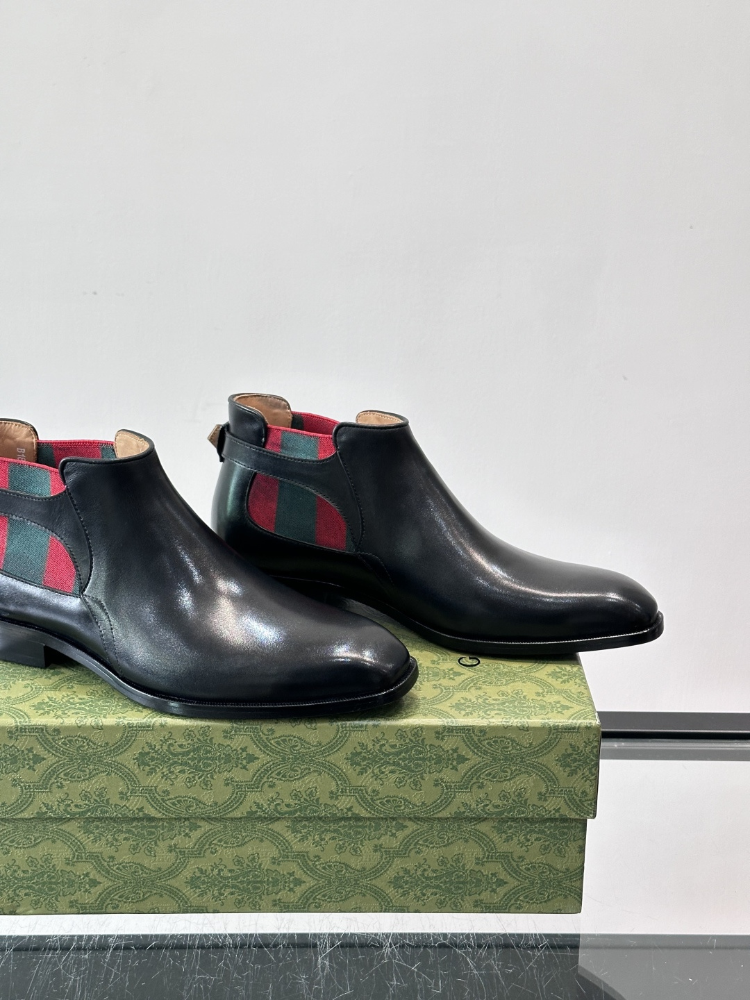 Gucci男士切尔西短靴，亮面皮革+金属装饰扣，品牌辨识度超高！经典切尔西靴型，弹性侧边设计，穿脱超方便