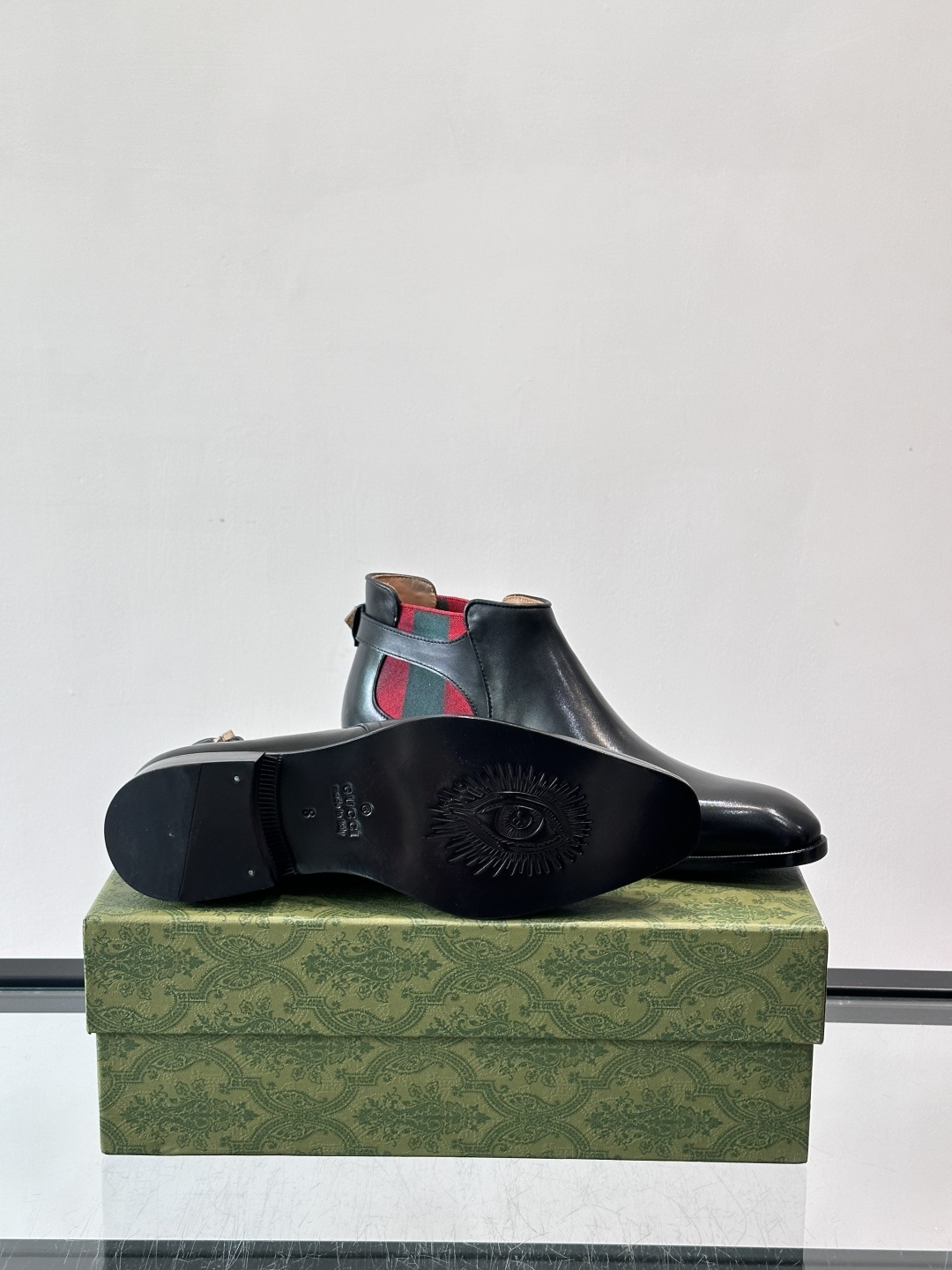 Gucci男士切尔西短靴，亮面皮革+金属装饰扣，品牌辨识度超高！经典切尔西靴型，弹性侧边设计，穿脱超方便