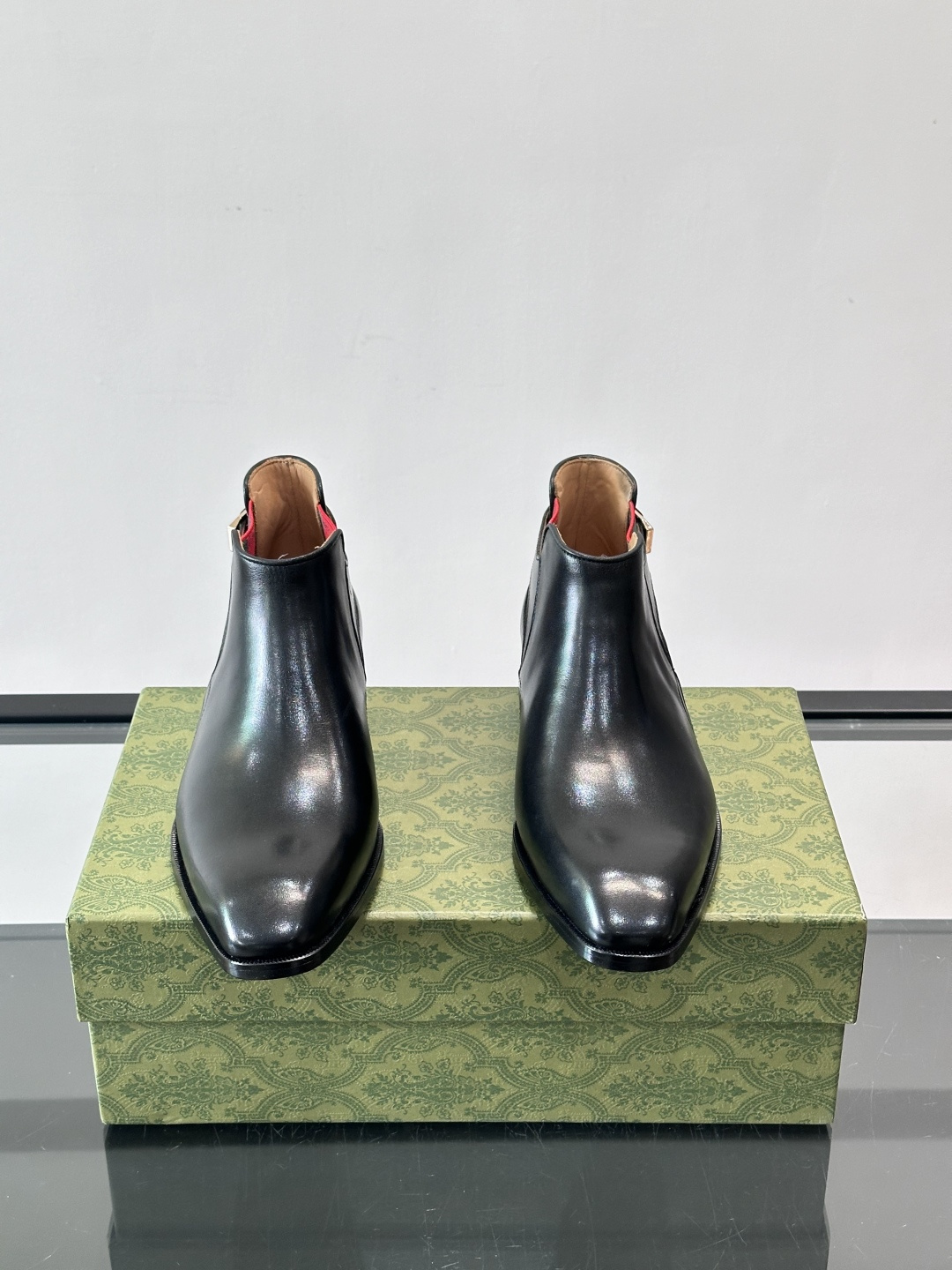 Gucci男士切尔西短靴，亮面皮革+金属装饰扣，品牌辨识度超高！经典切尔西靴型，弹性侧边设计，穿脱超方便