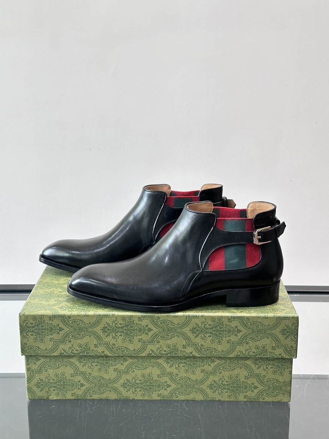 Gucci男士切尔西短靴，亮面皮革+金属装饰扣，品牌辨识度超高！经典切尔西靴型，弹性侧边设计，穿脱超方便