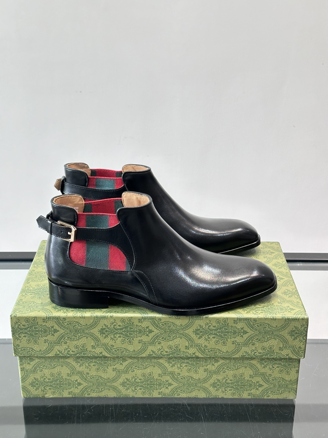 Gucci男士切尔西短靴，亮面皮革+金属装饰扣，品牌辨识度超高！经典切尔西靴型，弹性侧边设计，穿脱超方便
