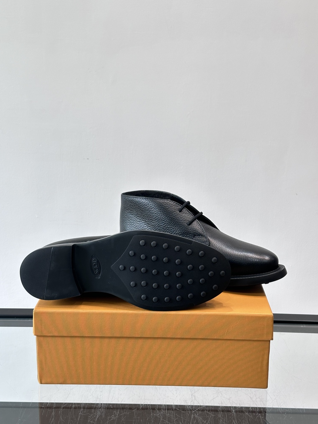 TOD'S 男士短（加绒款）靴麂皮系列，采用优质麂皮，触感柔软，质感低调高级。低帮设计+简约鞋面，黑色橡