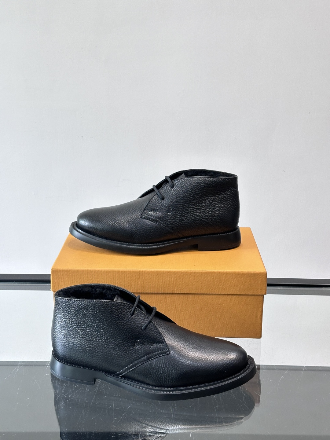 TOD'S 男士短（加绒款）靴麂皮系列，采用优质麂皮，触感柔软，质感低调高级。低帮设计+简约鞋面，黑色橡