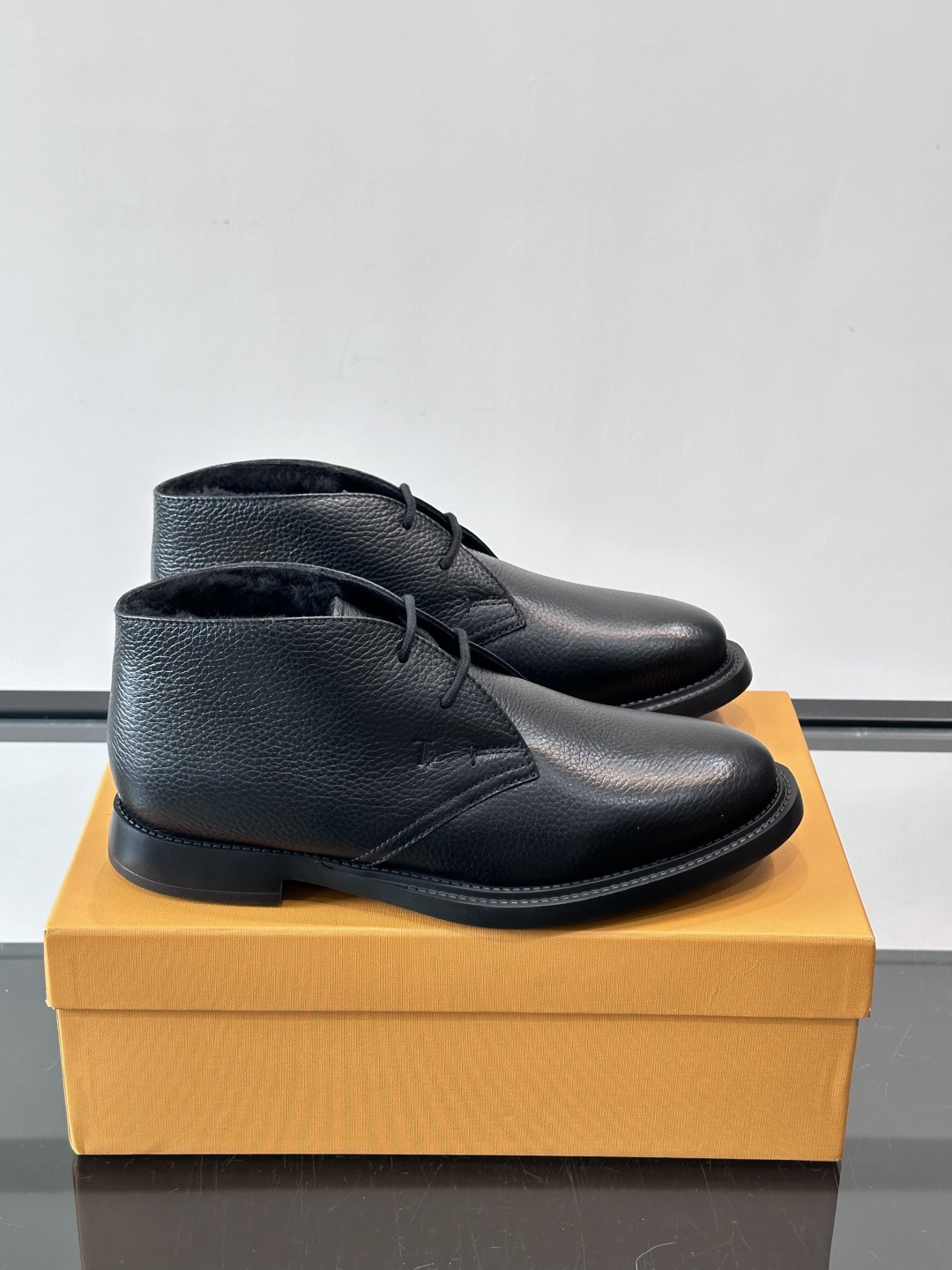 TOD'S 男士短（加绒款）靴麂皮系列，采用优质麂皮，触感柔软，质感低调高级。低帮设计+简约鞋面，黑色橡