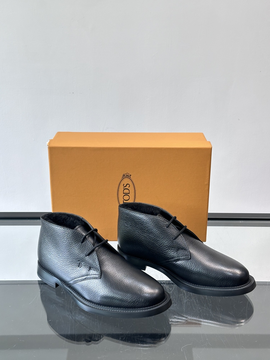 TOD'S 男士短（加绒款）靴麂皮系列，采用优质麂皮，触感柔软，质感低调高级。低帮设计+简约鞋面，黑色橡