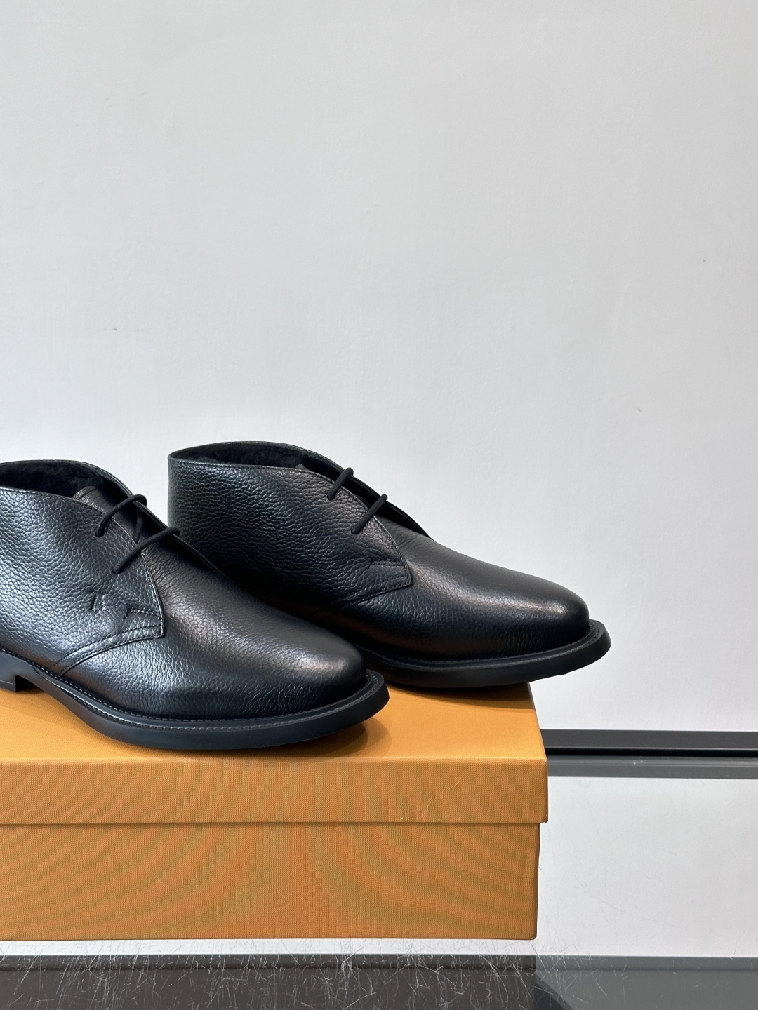 TOD'S 男士短（加绒款）靴麂皮系列，采用优质麂皮，触感柔软，质感低调高级。低帮设计+简约鞋面，黑色橡