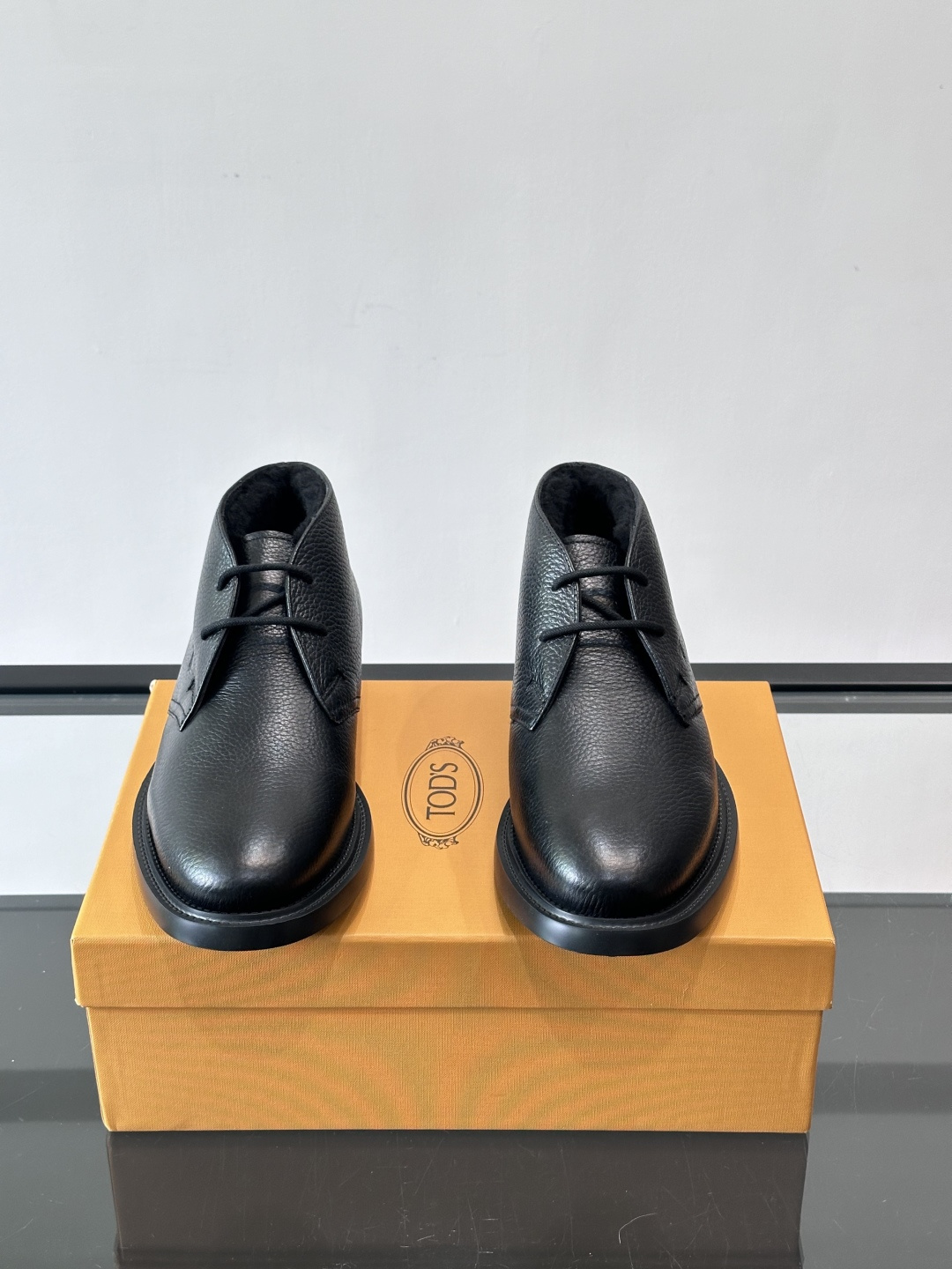 TOD'S 男士短（加绒款）靴麂皮系列，采用优质麂皮，触感柔软，质感低调高级。低帮设计+简约鞋面，黑色橡