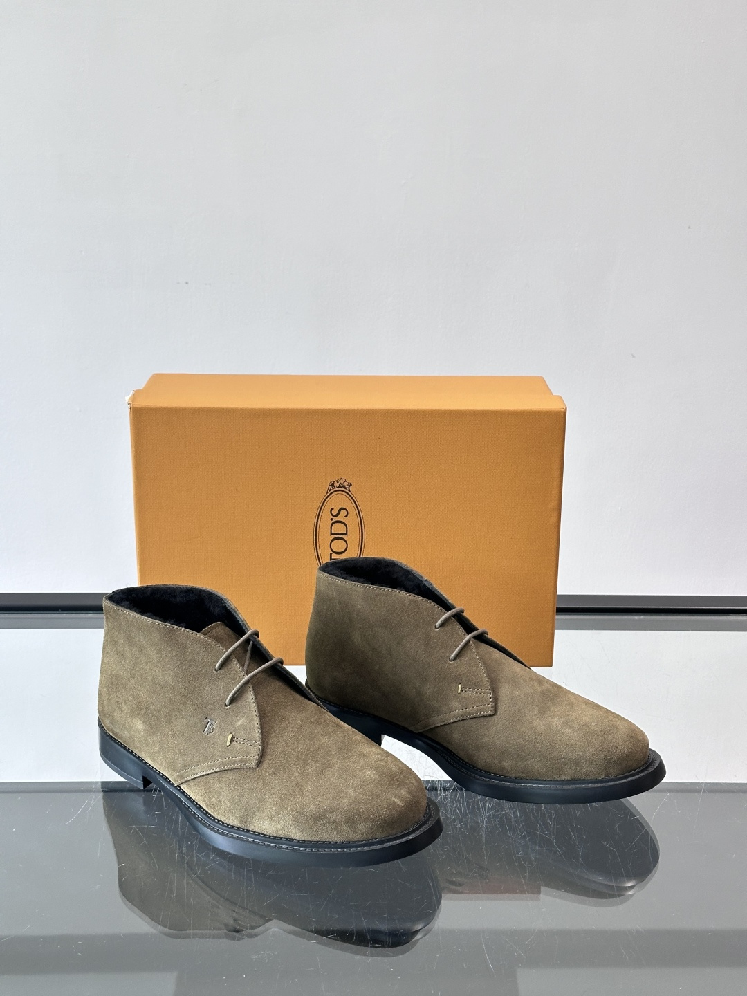 TOD'S 男士短（加绒款）靴麂皮系列，采用优质麂皮，触感柔软，质感低调高级。低帮设计+简约鞋面，黑色橡