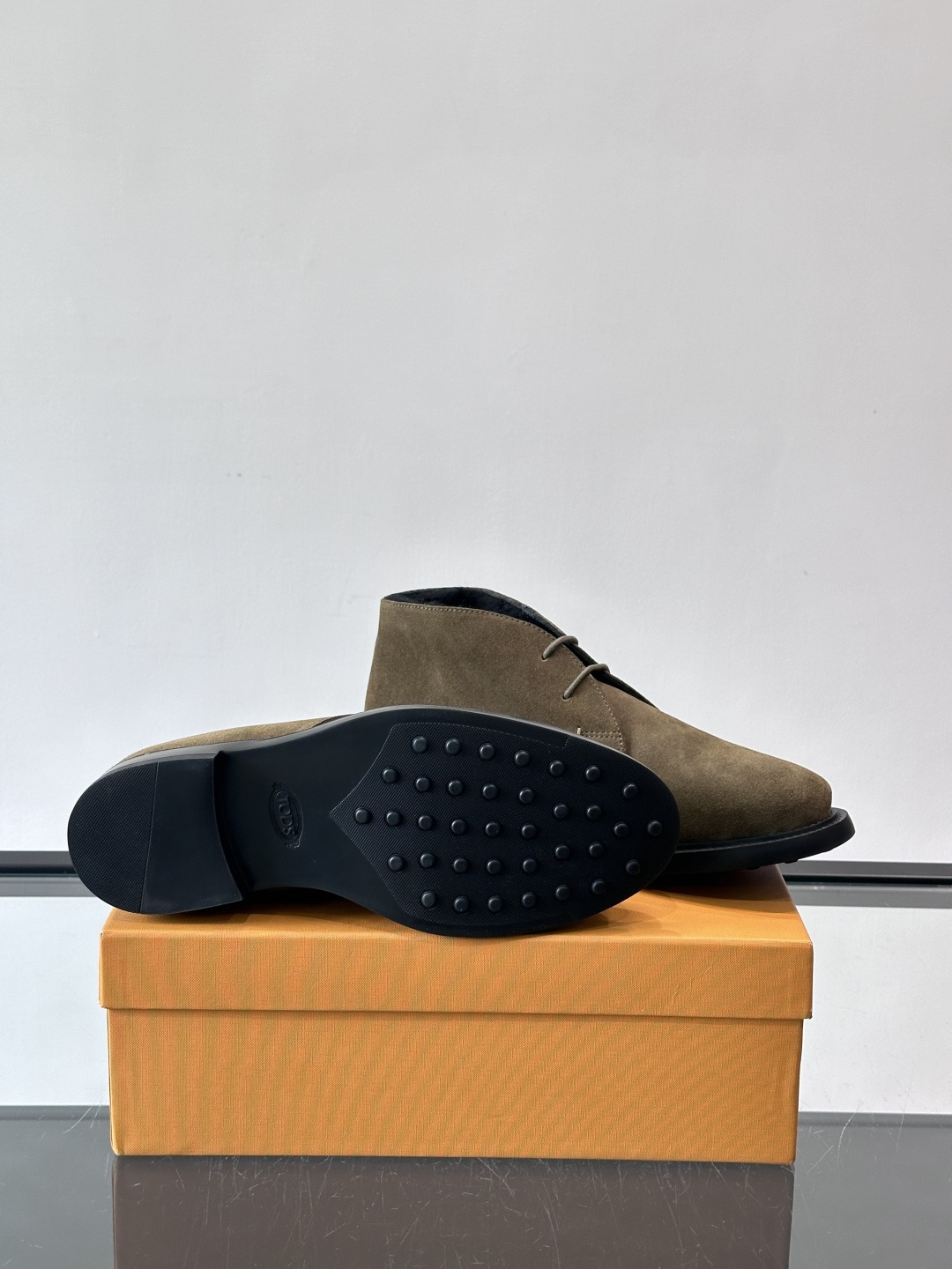 TOD'S 男士短（加绒款）靴麂皮系列，采用优质麂皮，触感柔软，质感低调高级。低帮设计+简约鞋面，黑色橡