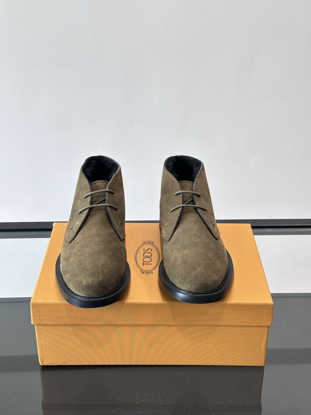 TOD'S 男士短（加绒款）靴麂皮系列，采用优质麂皮，触感柔软，质感低调高级。低帮设计+简约鞋面，黑色橡