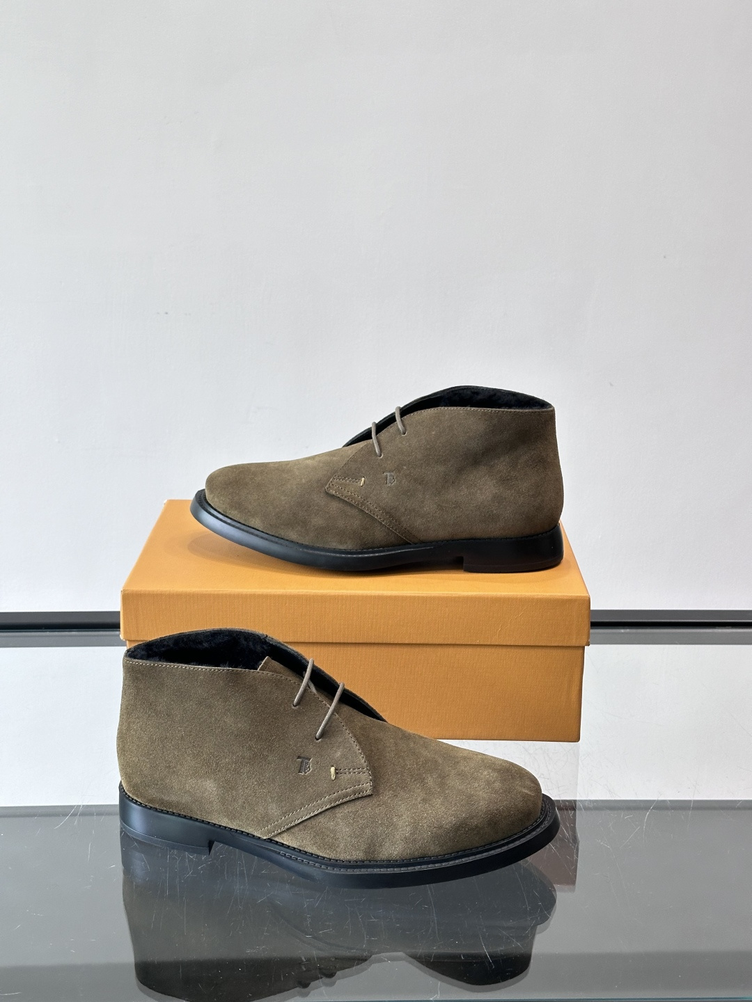 TOD'S 男士短（加绒款）靴麂皮系列，采用优质麂皮，触感柔软，质感低调高级。低帮设计+简约鞋面，黑色橡