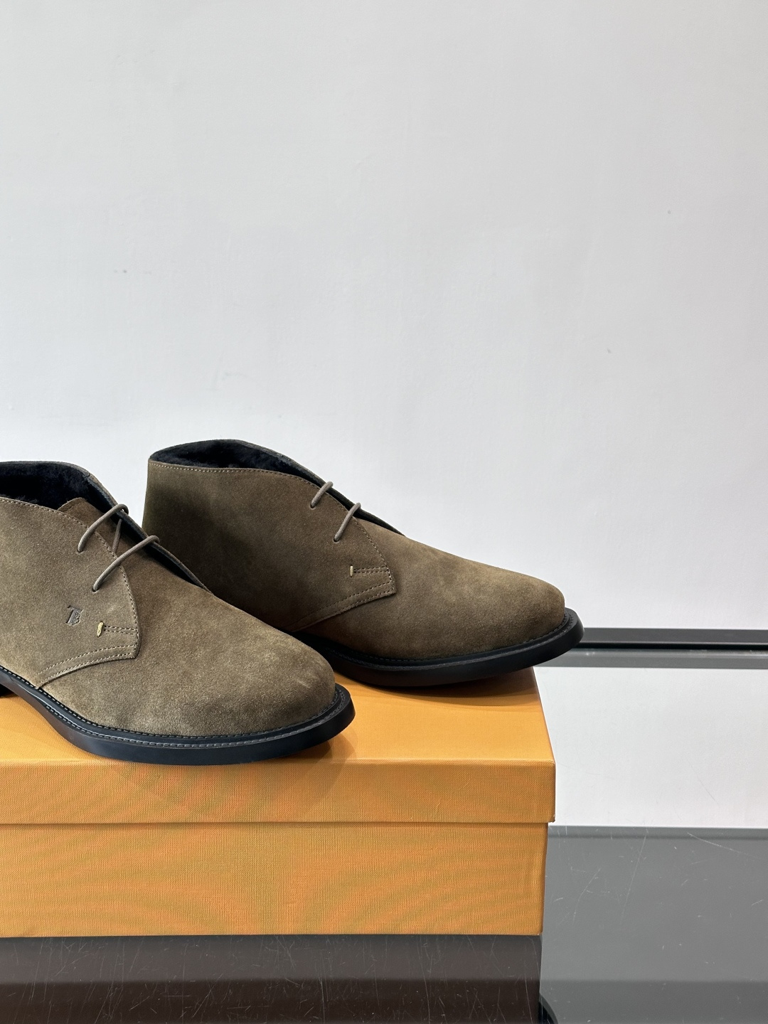 TOD'S 男士短（加绒款）靴麂皮系列，采用优质麂皮，触感柔软，质感低调高级。低帮设计+简约鞋面，黑色橡