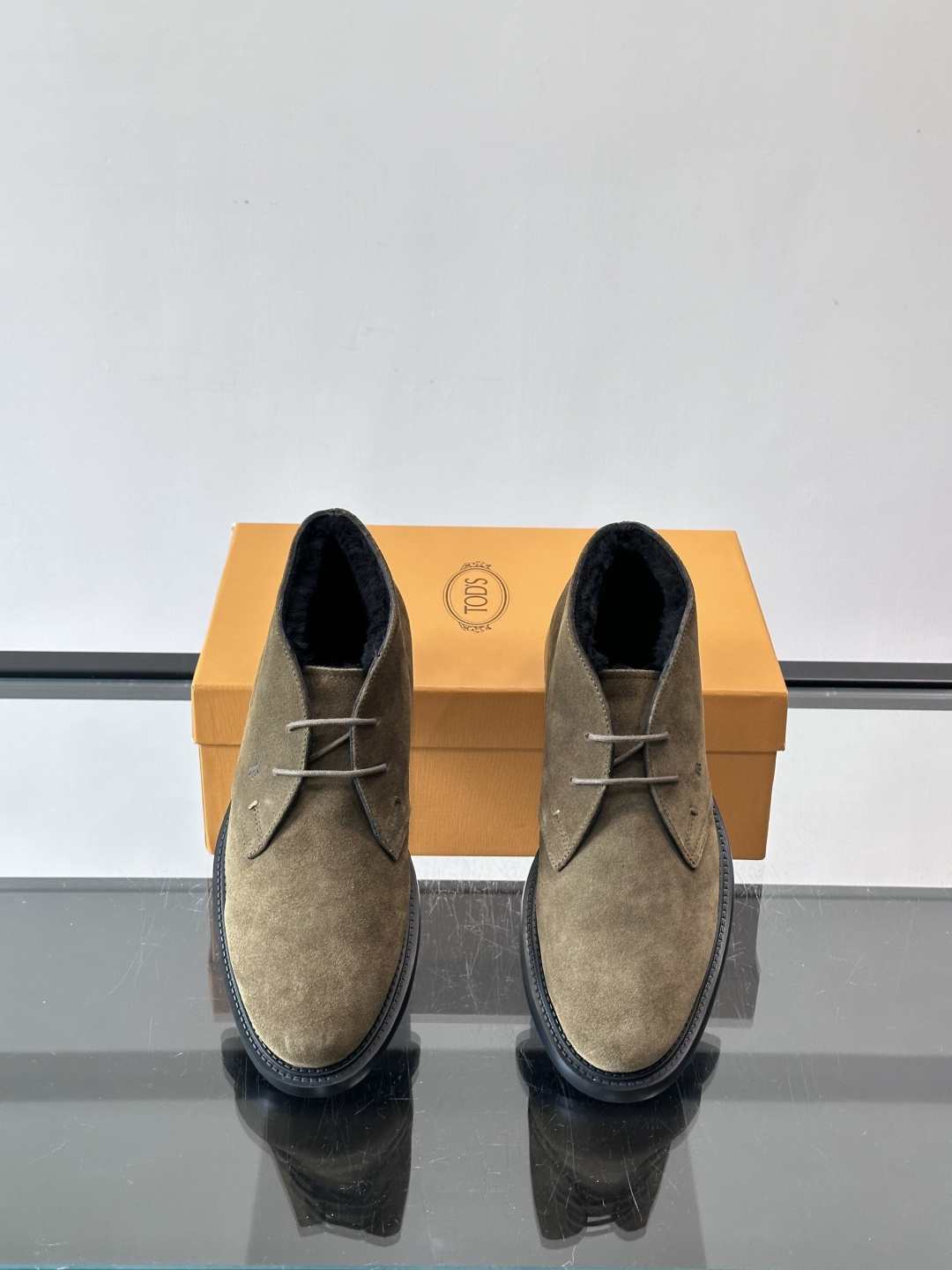 TOD'S 男士短（加绒款）靴麂皮系列，采用优质麂皮，触感柔软，质感低调高级。低帮设计+简约鞋面，黑色橡