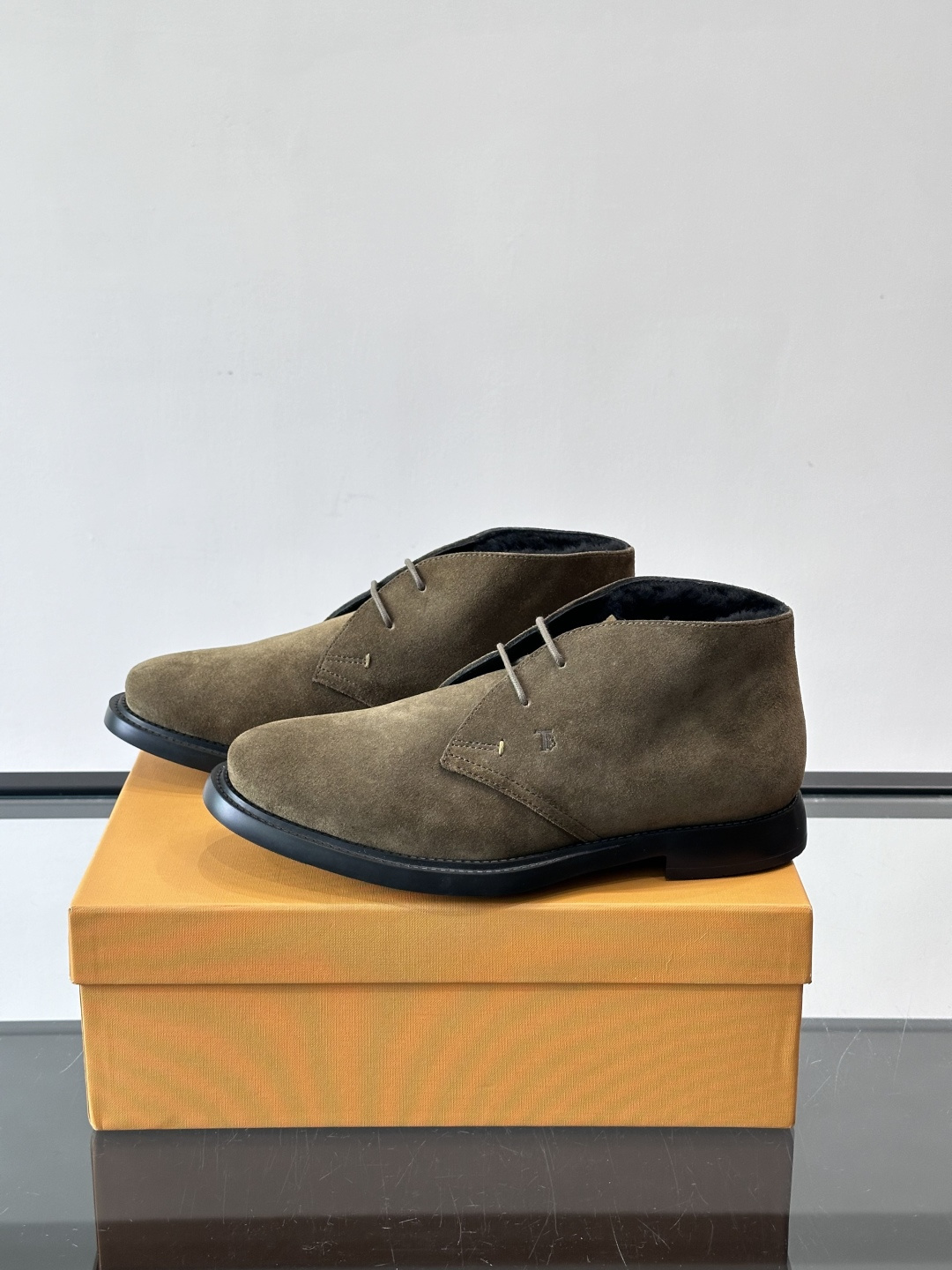 TOD'S 男士短（加绒款）靴麂皮系列，采用优质麂皮，触感柔软，质感低调高级。低帮设计+简约鞋面，黑色橡