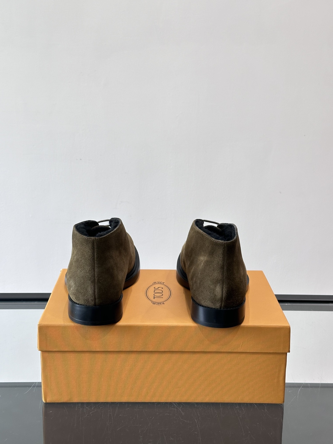 TOD'S 男士短（加绒款）靴麂皮系列，采用优质麂皮，触感柔软，质感低调高级。低帮设计+简约鞋面，黑色橡