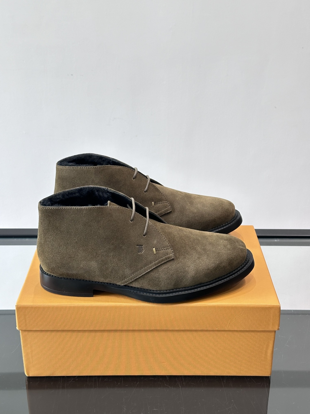 TOD'S 男士短（加绒款）靴麂皮系列，采用优质麂皮，触感柔软，质感低调高级。低帮设计+简约鞋面，黑色橡