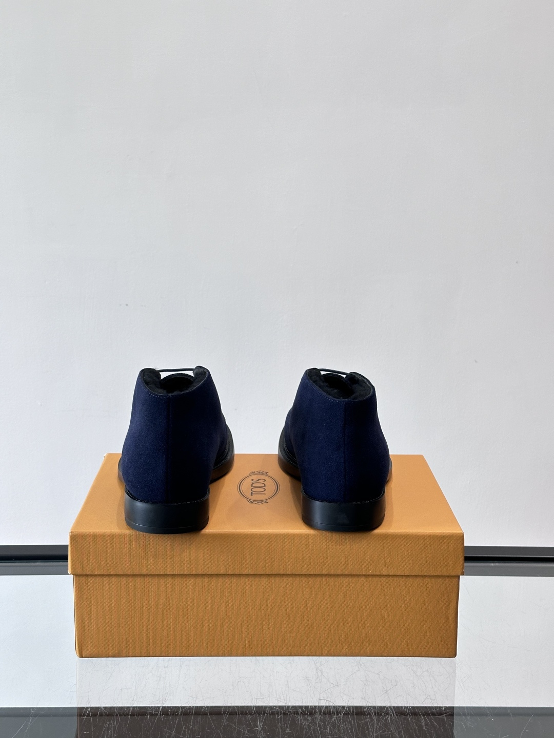 TOD'S 男士短（加绒款）靴麂皮系列，采用优质麂皮，触感柔软，质感低调高级。低帮设计+简约鞋面，黑色橡